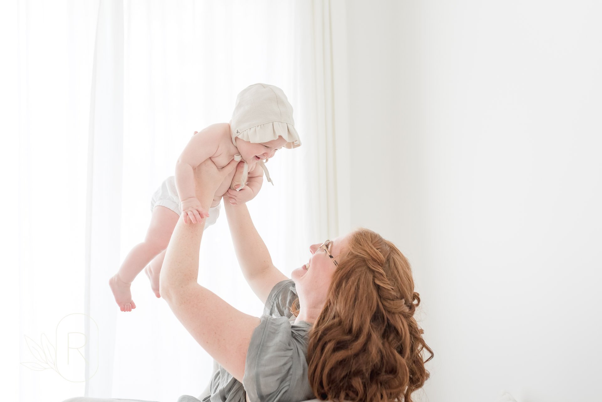 smiling-baby-and-mom-candid-moments-captured-family-photographer-niagara-ontario.jpg