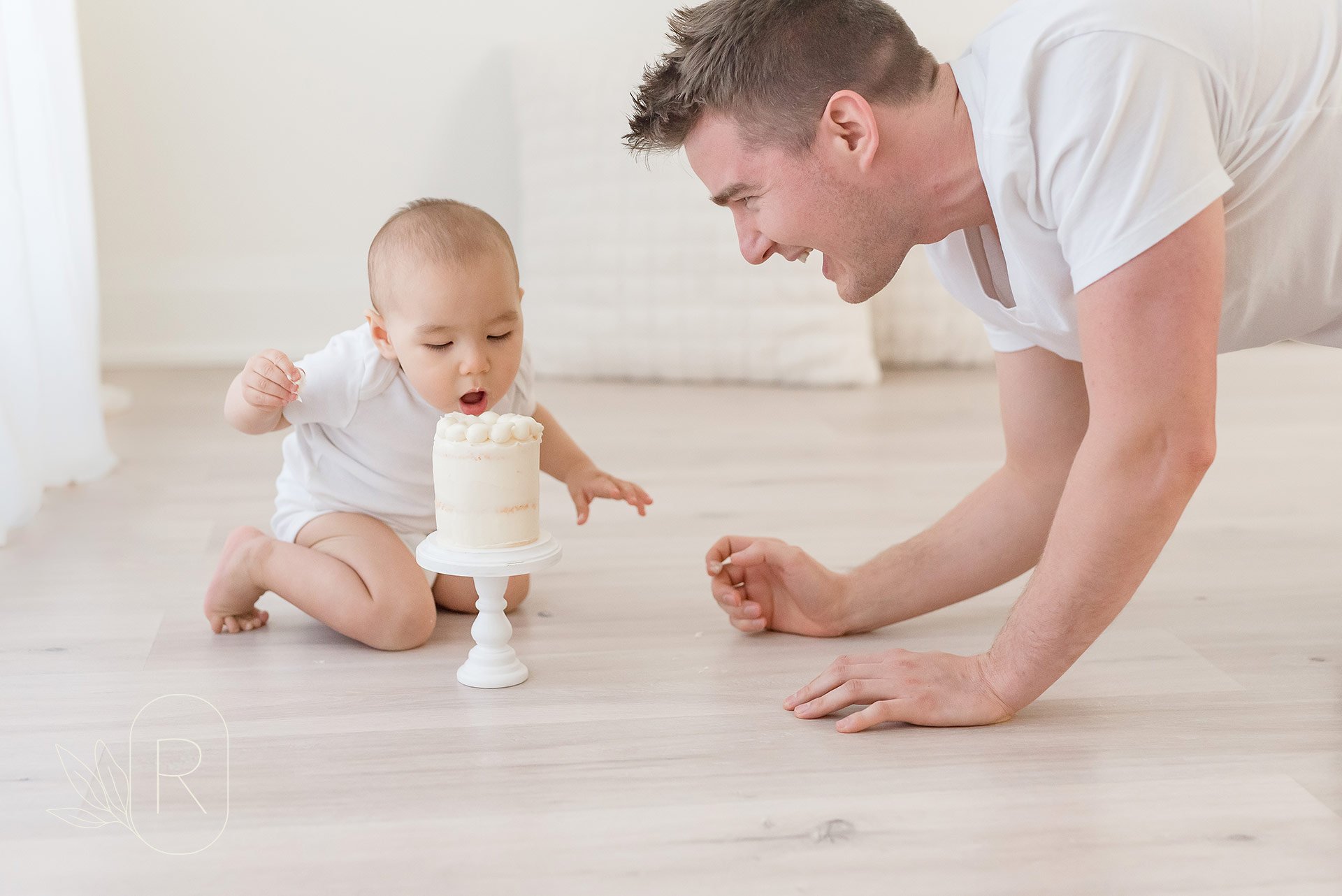 celebrate-baby-first-birthday-cake-smash-dad-moment-niagara-ontario-photographer.jpg