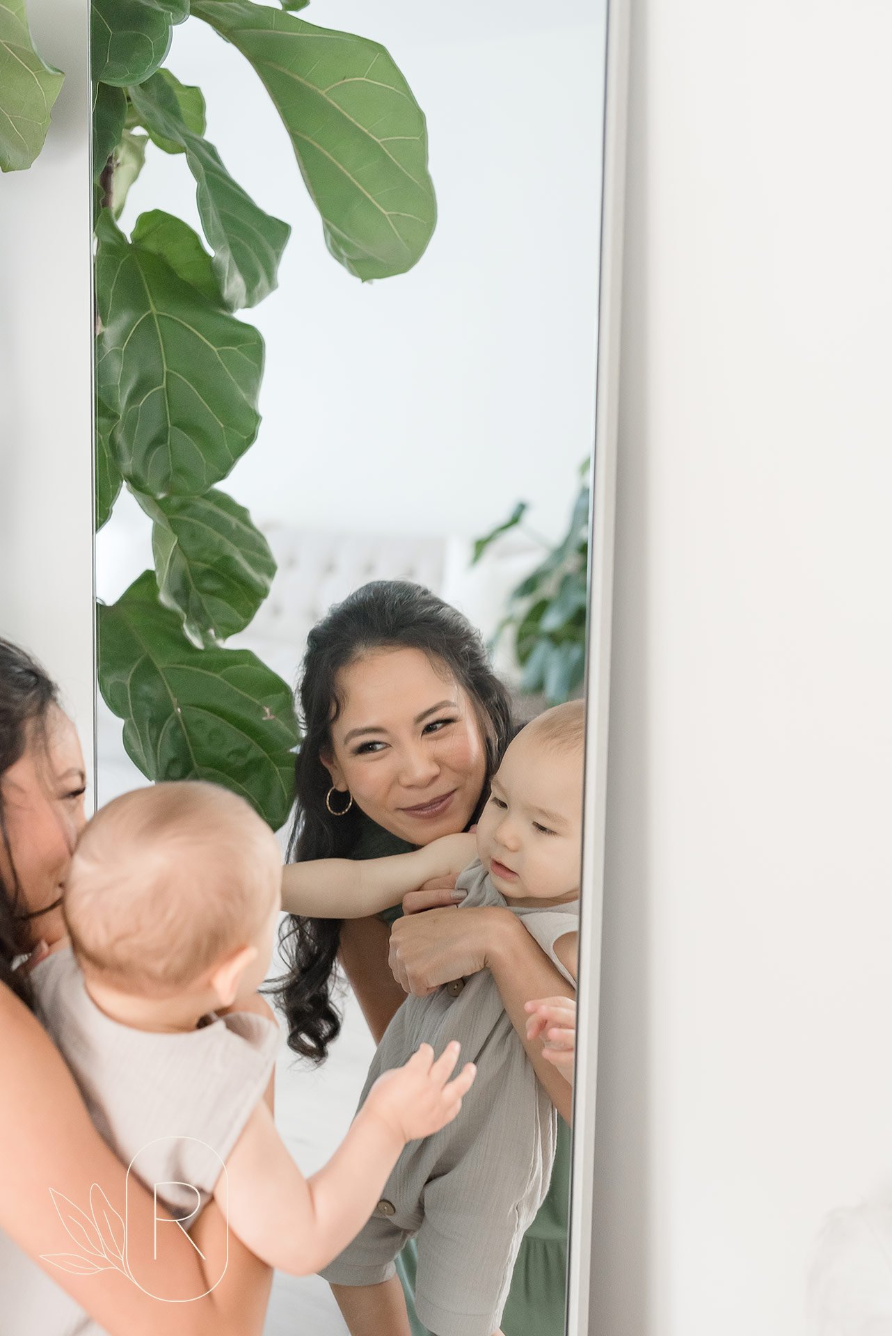 part-of-milestones-mom-with-baby-mirror-family-photographer-niagara-ontario.jpg