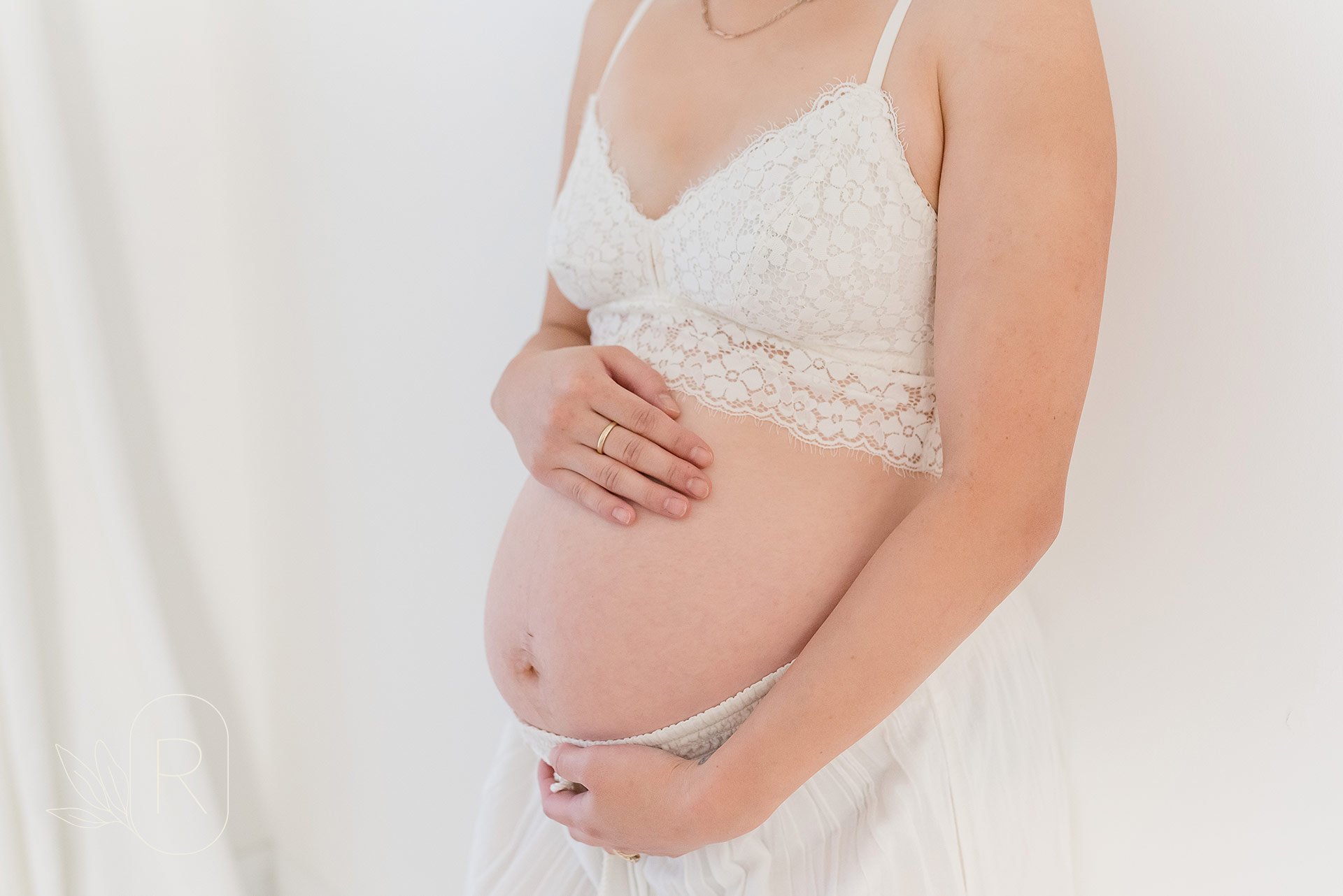 close-up-pregnancy-maternity-capturing-motherhood-reflections-photography-niagara-ontario.jpg