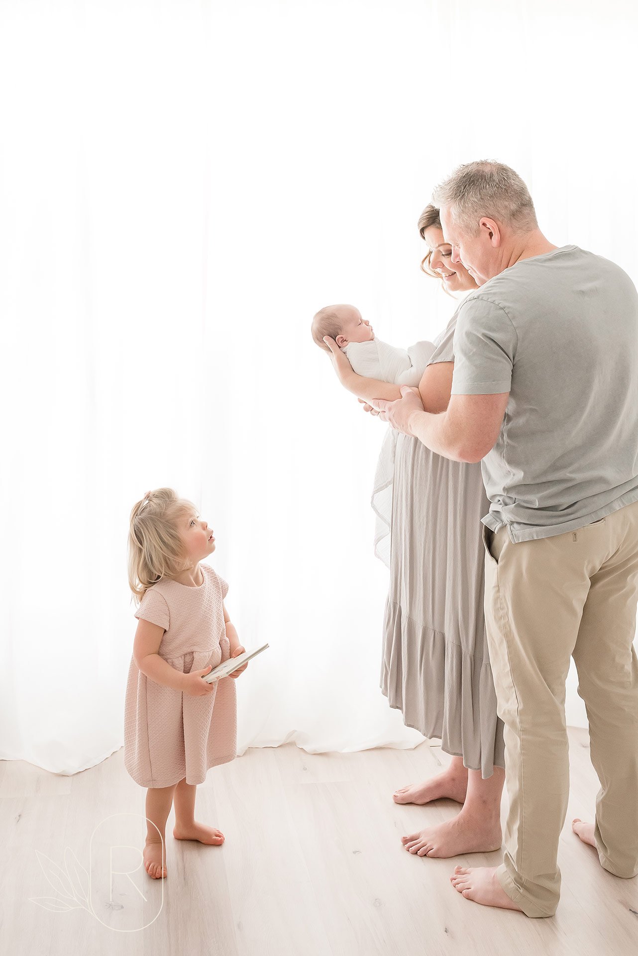 capturing-family-story-moments-with-baby-newborn-photography-Reflections-niagara-ontario.jpeg