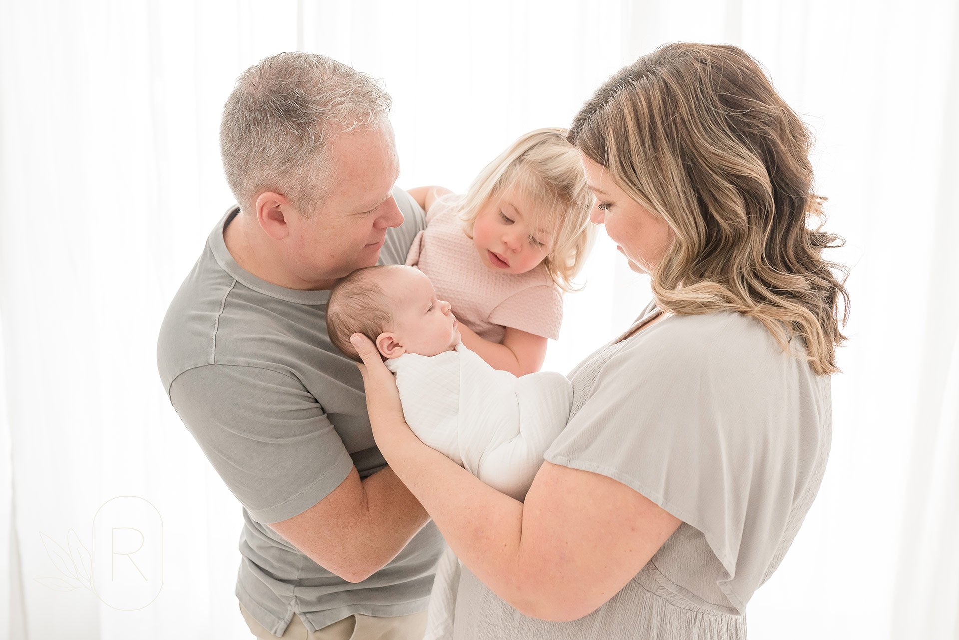 family-with-newborn-connecting-curious-moments-family-photography-Reflections-niagara-ontario.jpeg