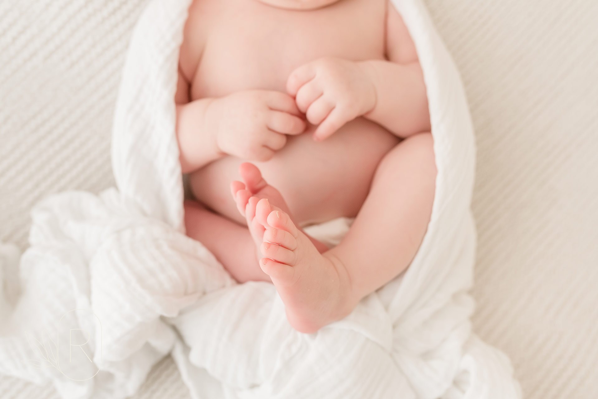 newborn-fingers-and-toes-snuggled-moments-family-photography-Reflections-niagara-ontario.jpeg