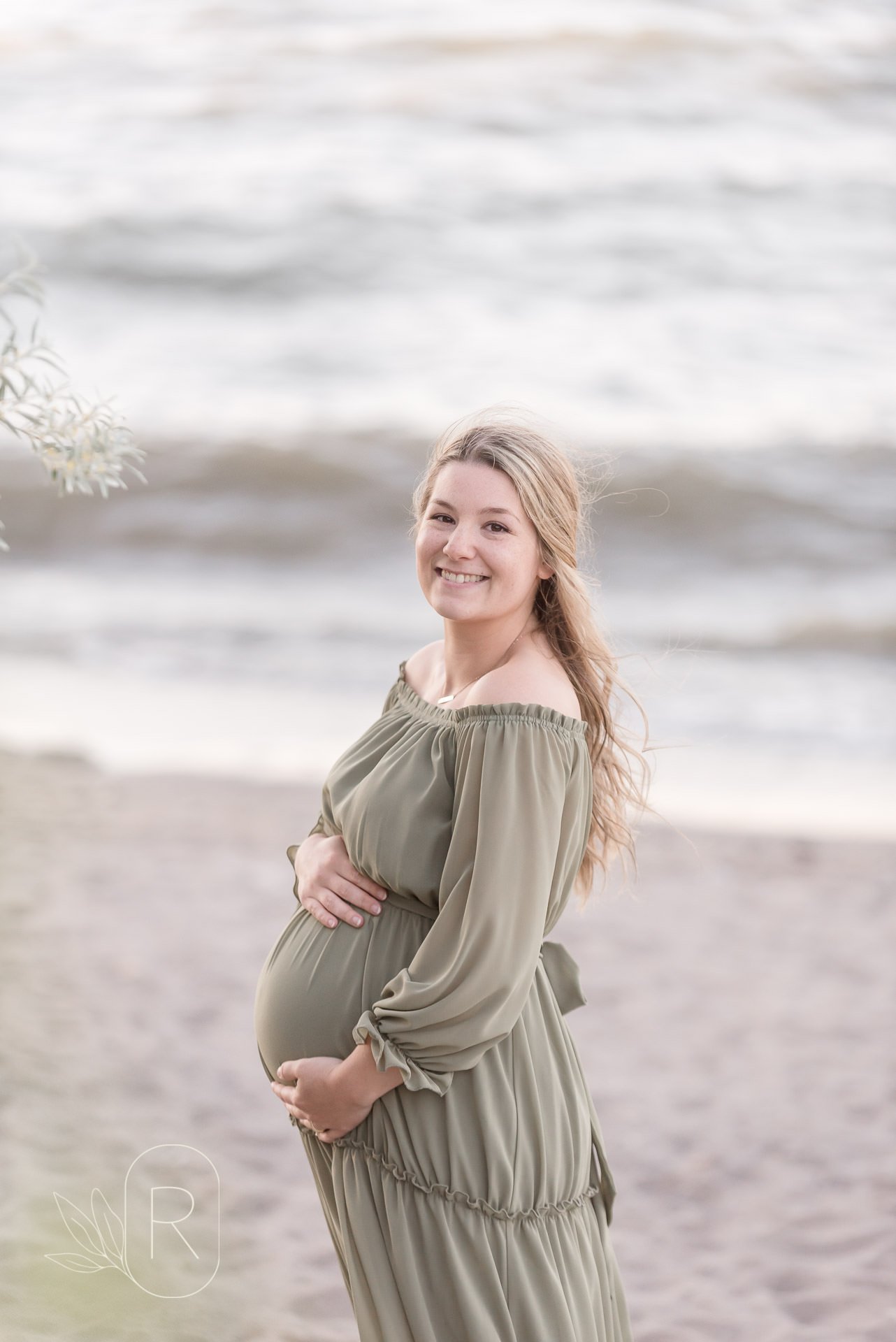 maternity-session-mom-reliving-moments-from-pregnancy-family-photography-Reflections-niagara-ontario.jpeg