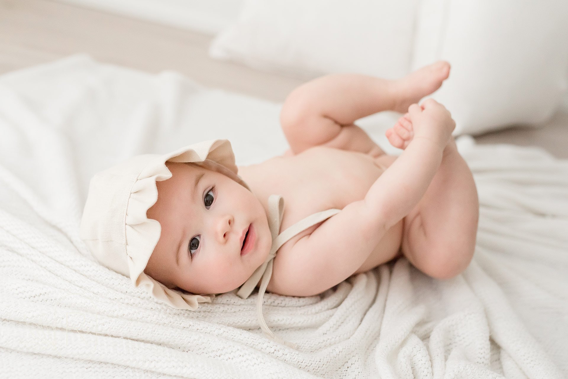 three-month-session-daughter-playing-Reflections-photography-niagara-ontario.jpeg