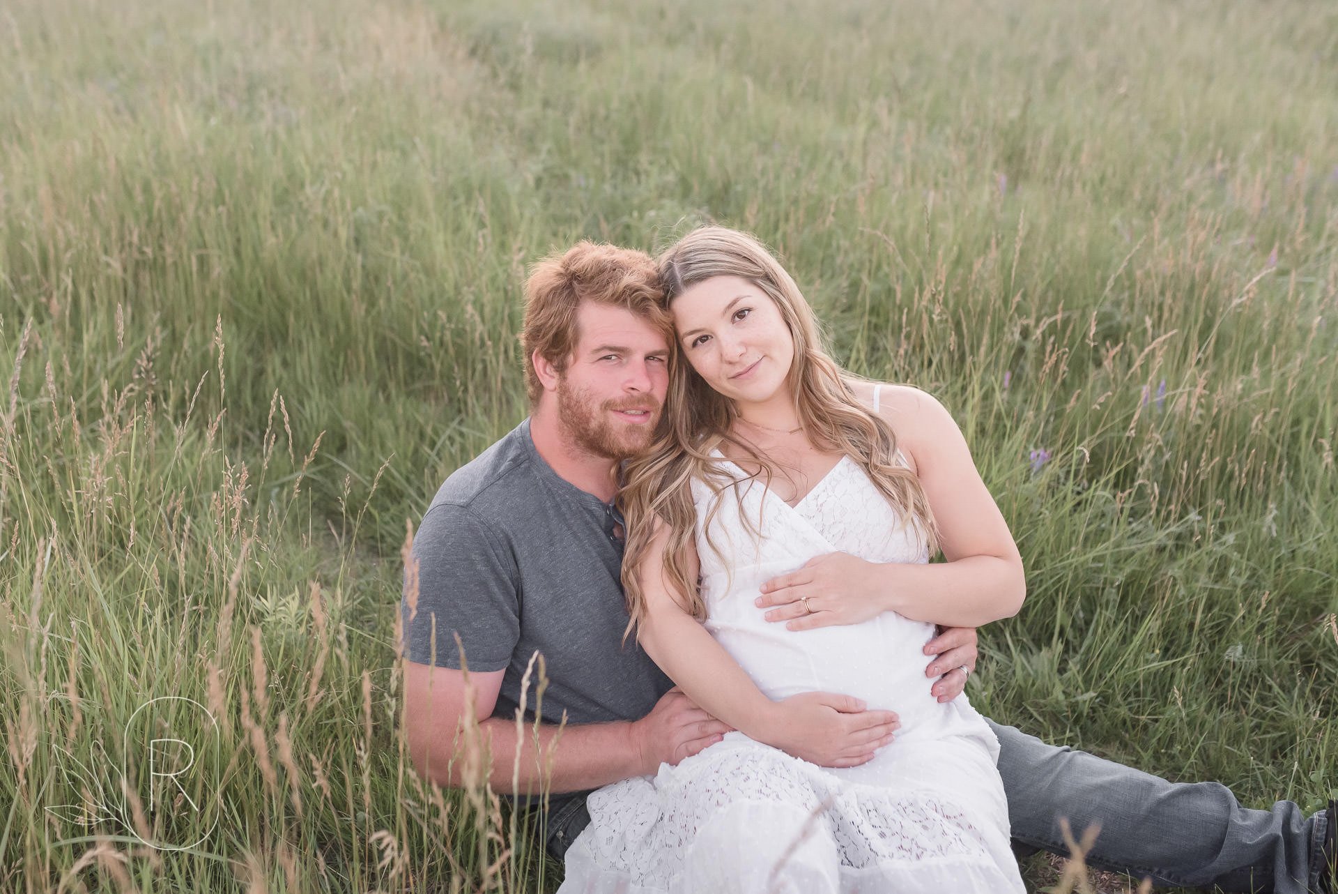 maternity-session-baby-bump-pregnancy-meadow-session-family-photography-Reflections-niagara-ontario.jpeg