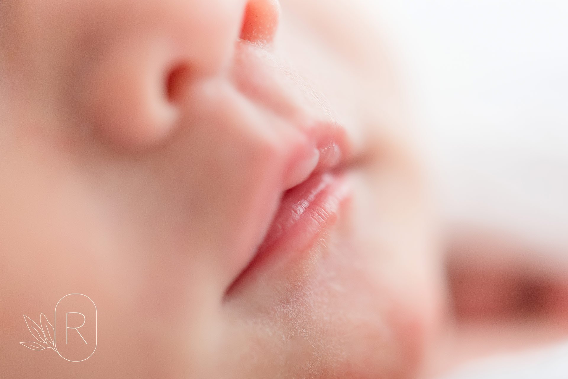 sleepy-newborn-moments-tiny-mouth-reflections-family-photography-niagara-ontario.jpeg
