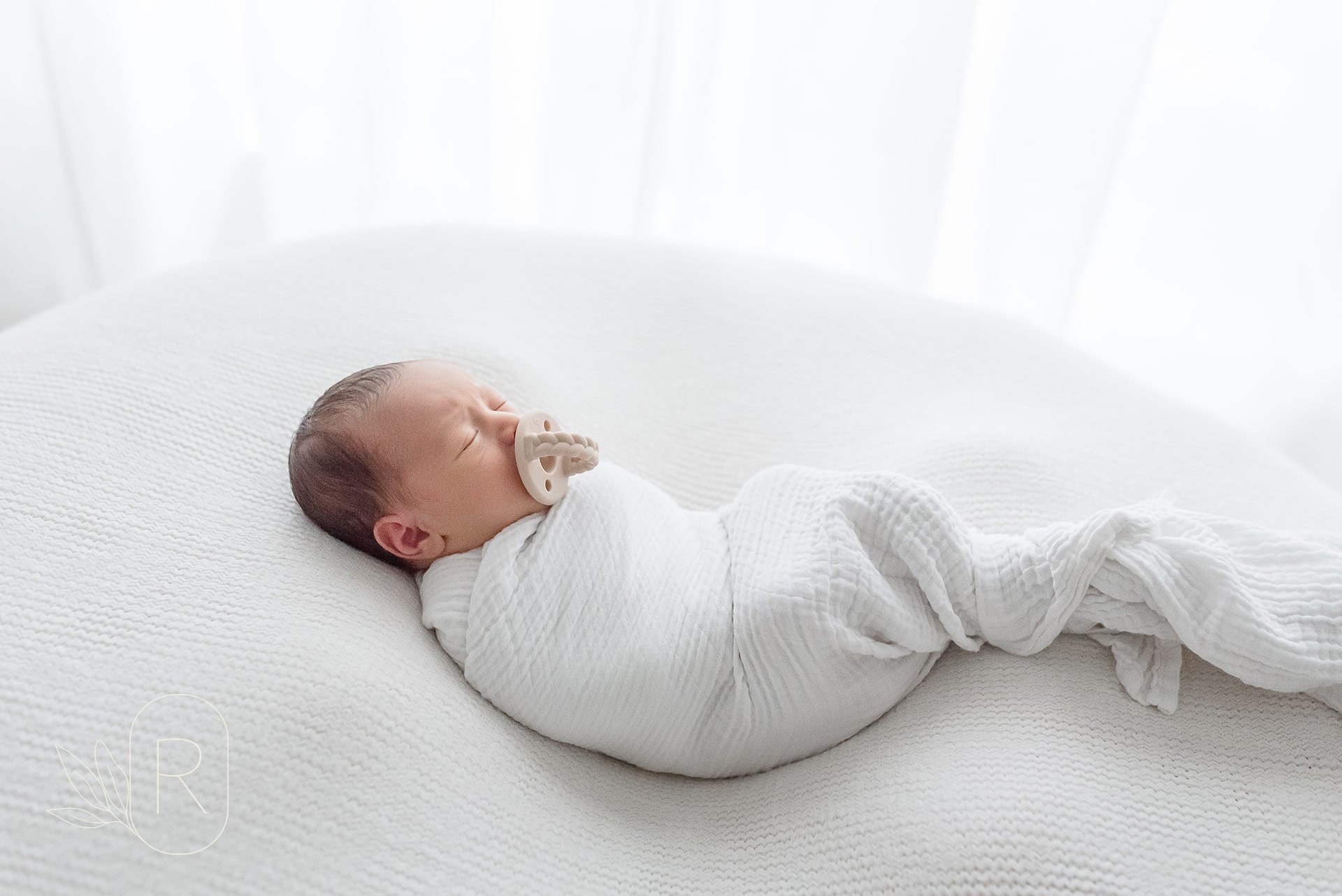 peaceful-sleepy-newborn-relaxing-moments-reflections-family-photography-niagara-ontario.jpeg