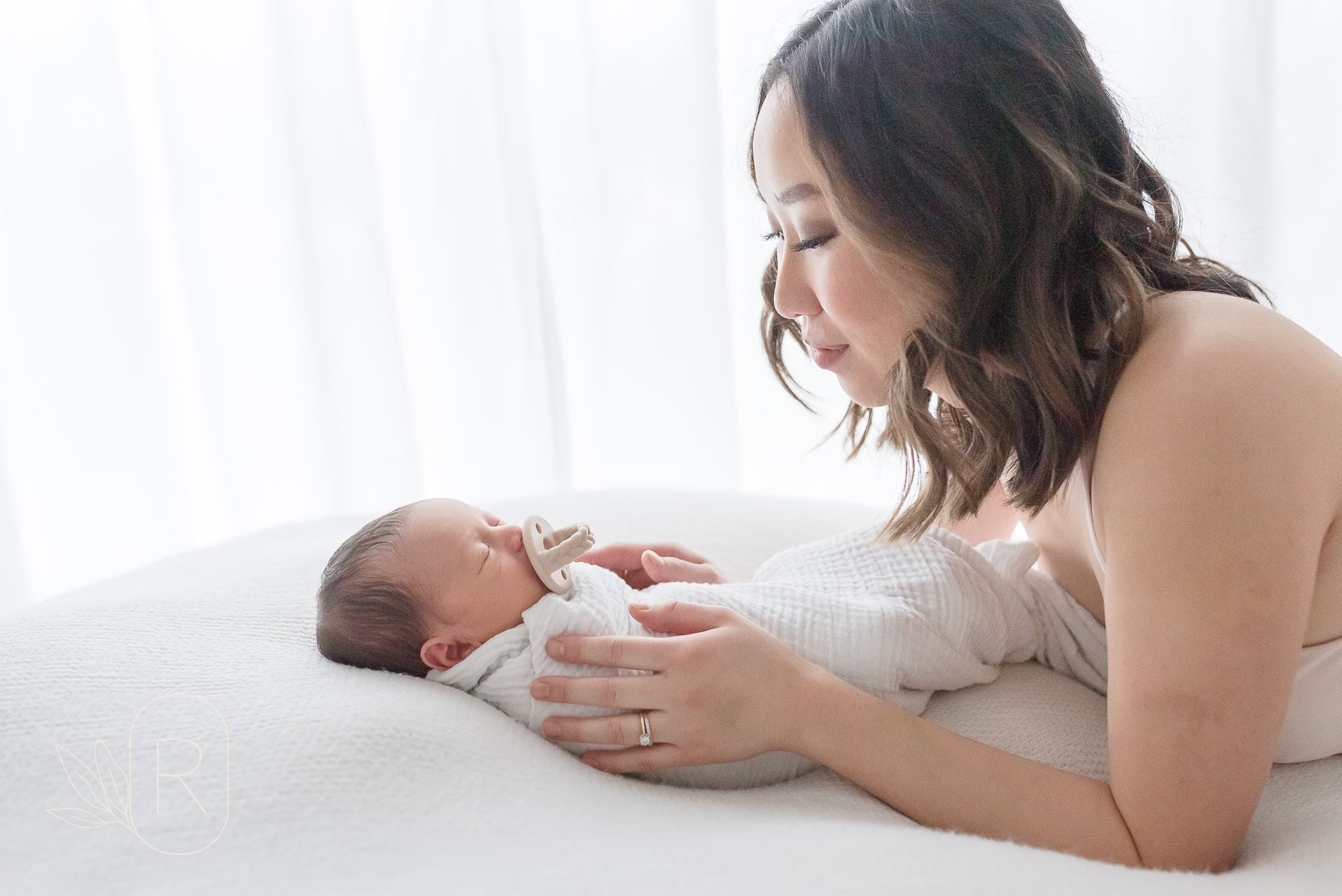 mom-and-newborn-connecting-reflections-family-photography-niagara-ontario.jpeg