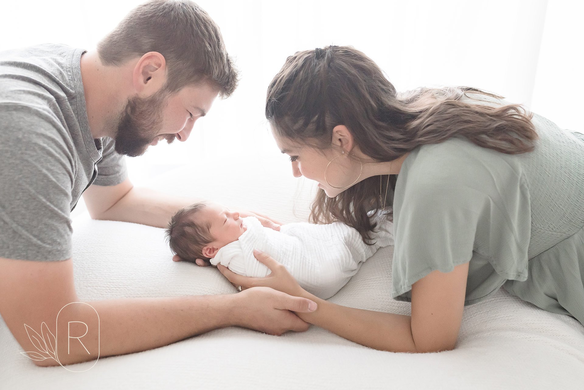 focus-on-family-real-moments-mom-dad-and-baby-reflections-family-photography-niagara-ontario.jpeg