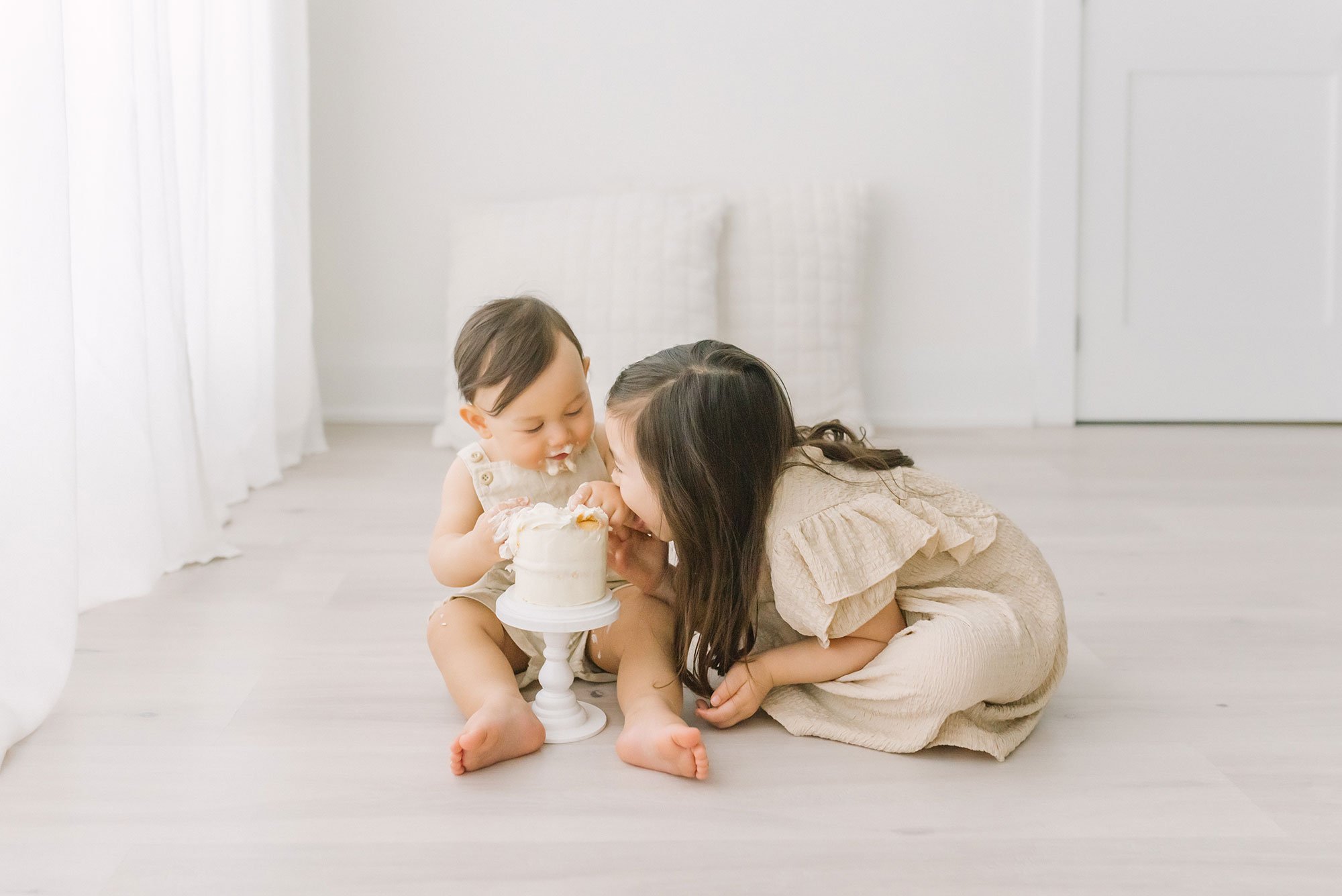 Hamilton, Ontario First Year Cake Smash Baby Portraits