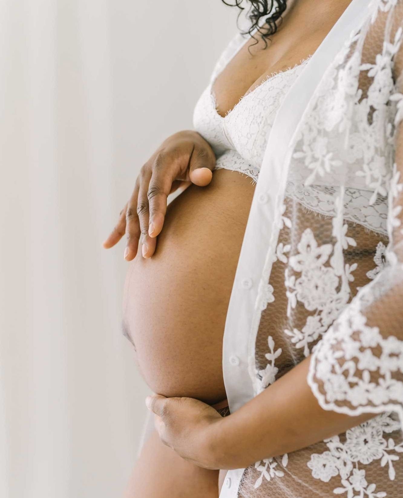 There&rsquo;s something special about the wait, especially when it looks this beautiful.⁠
⁠
Dressed in simple white lace, her confidence and calm are just radiating, right? These portraits capture the sweet anticipation of what&rsquo;s coming next.⁠
