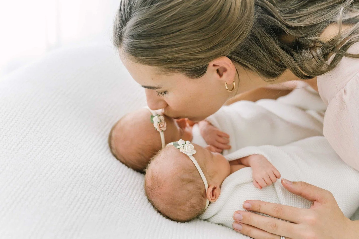 Double the snuggles, double the calm. 🤍⁠
⁠
There&rsquo;s something about twins that just feels extra sweet. And these two settled as soon as they were next to each other.⁠
⁠
#niagaranewbornphotography #newborntwins #grimsbymoms #hamiltonmoms #burlin