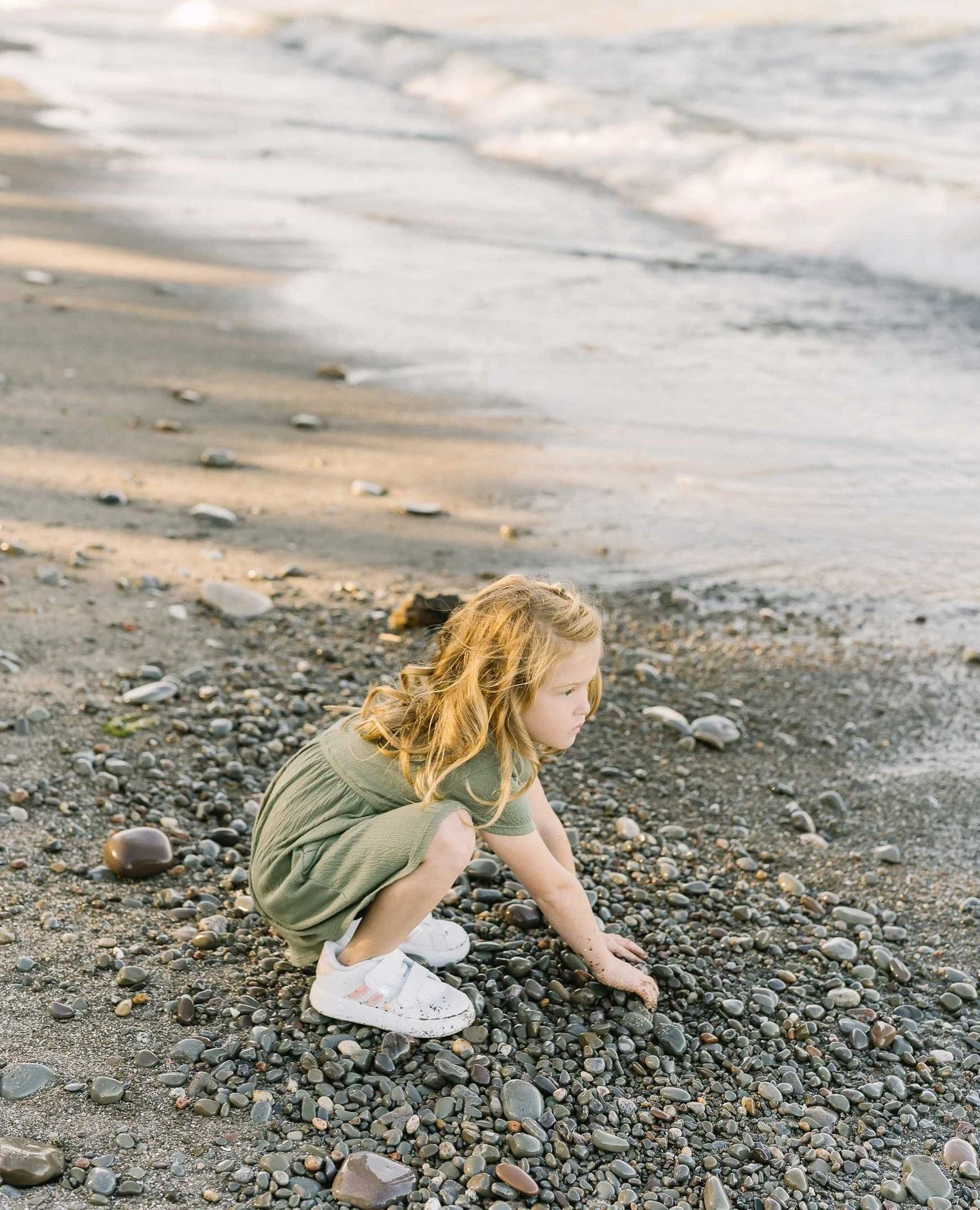 Sandy hands, messy hair, happy heart.⁠
⁠
Sometimes the best photos are the ones where they&rsquo;re just being themselves. Curious, calm, and lost in their own little world.⁠
⁠
#niagarafamilyphotography #niagaraphotographer #grimsbymoms #hamiltonmoms