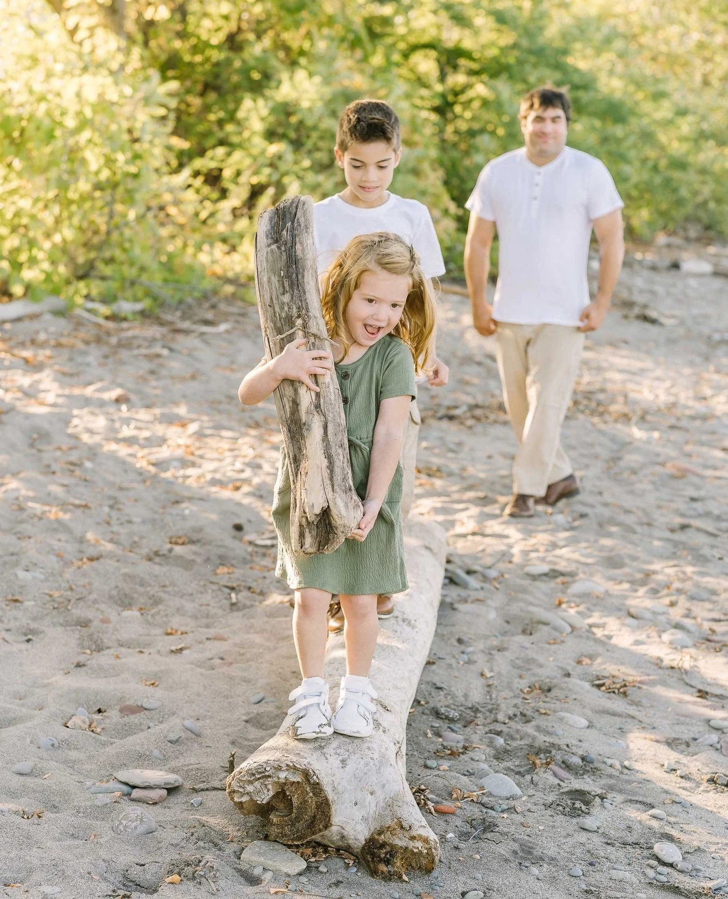 Kids don&rsquo;t hold still and honestly&hellip;that&rsquo;s the good stuff.⁠
⁠
These three showed up ready to run, jump, climb, and haul driftwood like it was their job.⁠
⁠
And that&rsquo;s exactly what makes sessions like this so good.⁠
⁠
You don&r