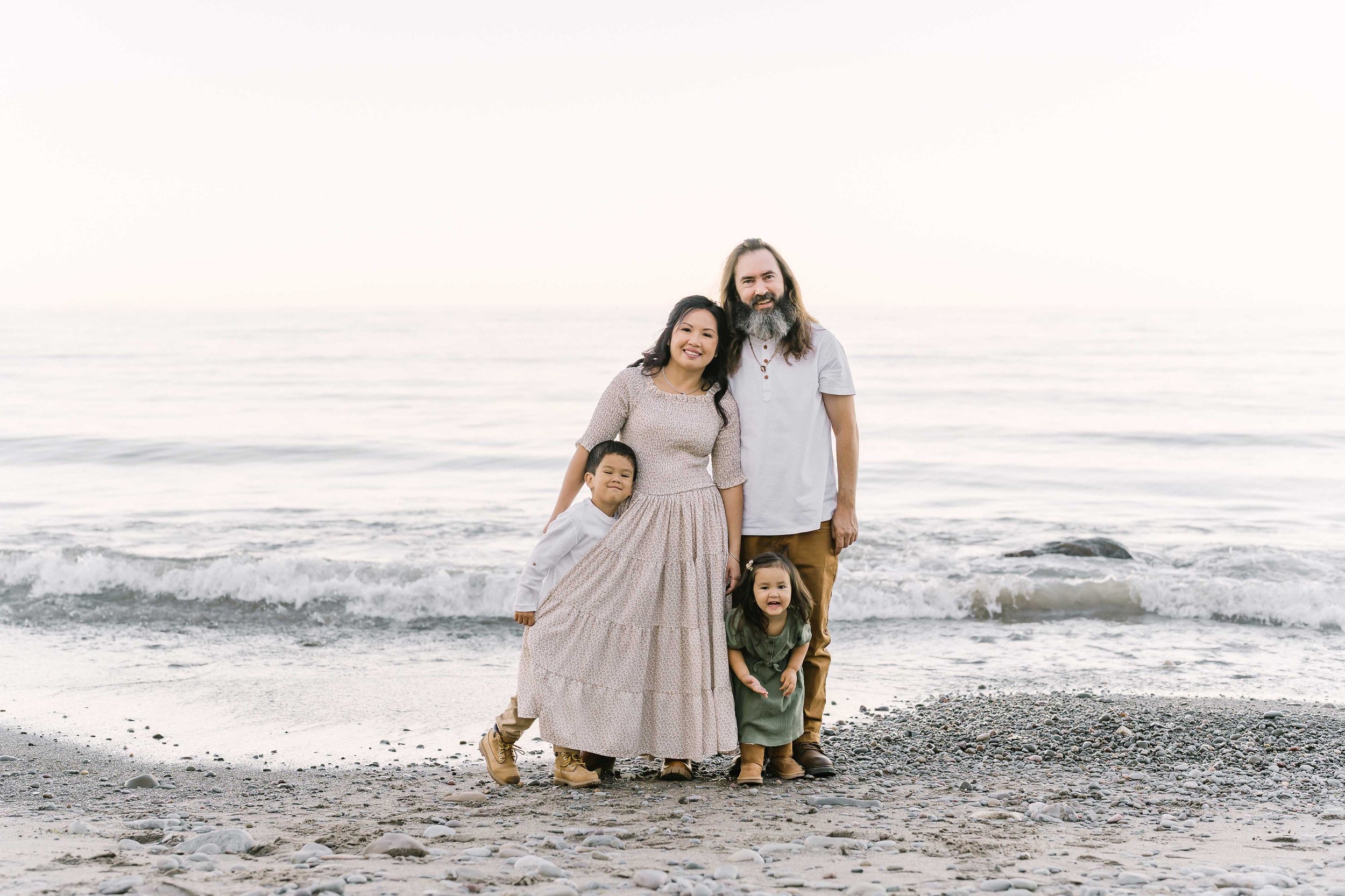 An Easygoing Outdoor Beach Family Session in Niagara, Ontario