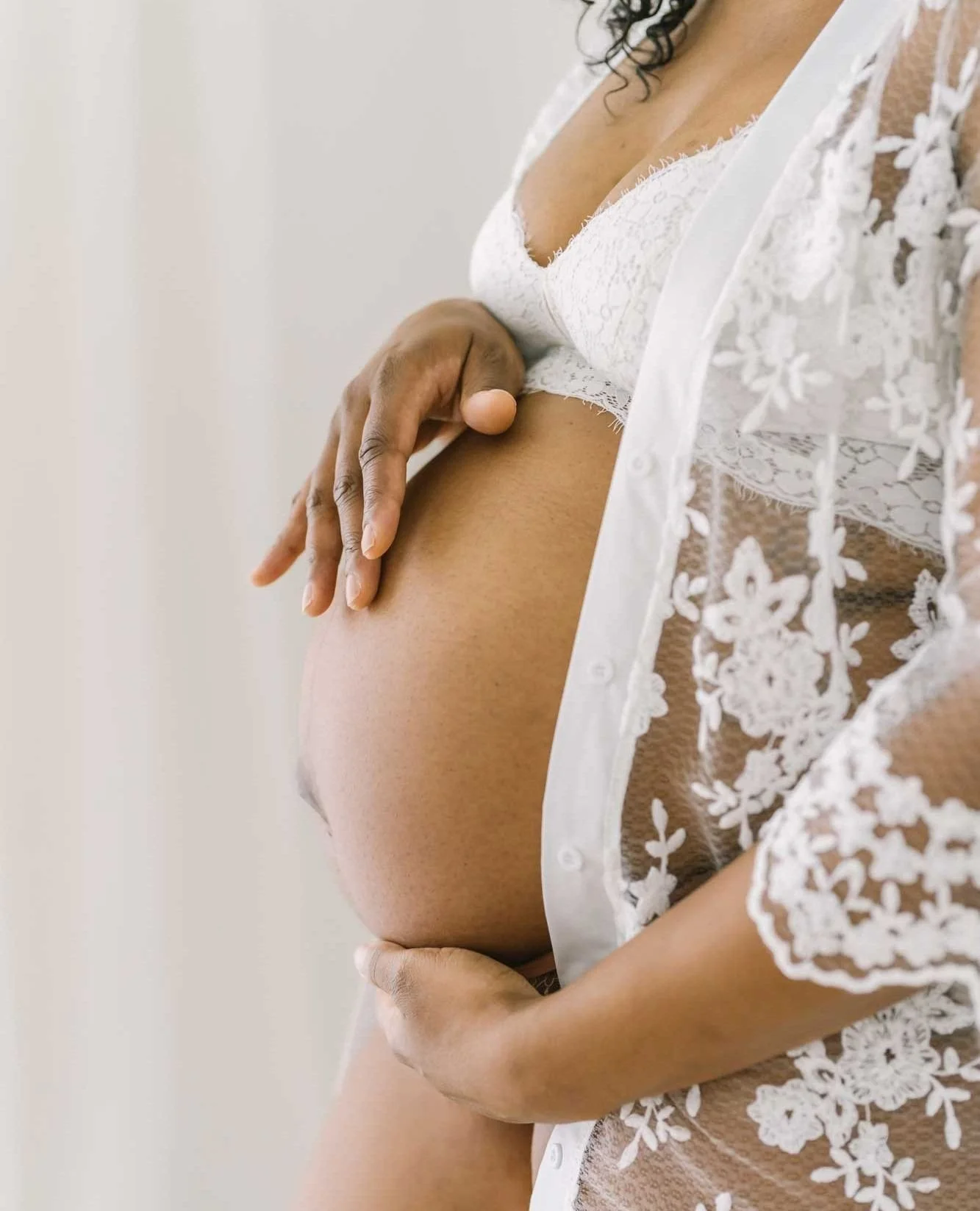 This season deserves to be remembered gently.⁠
⁠
Not rushed.⁠
⁠
Not over-posed.⁠
⁠
Not turned into a performance.⁠
⁠
Maternity sessions with me are about slowing things down and making space for connection. For mom, for baby, and for the family that&