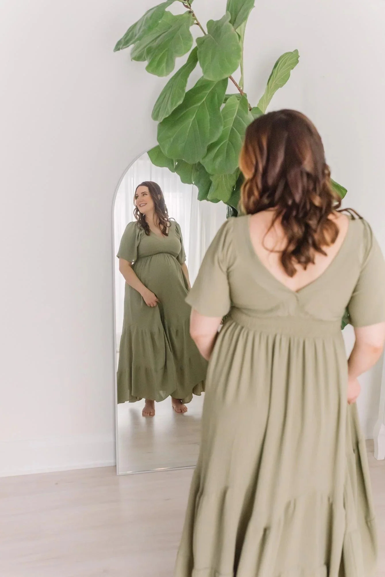 Mom posing for pregnancy and maternity photography in Niagara at Reflections studio near me