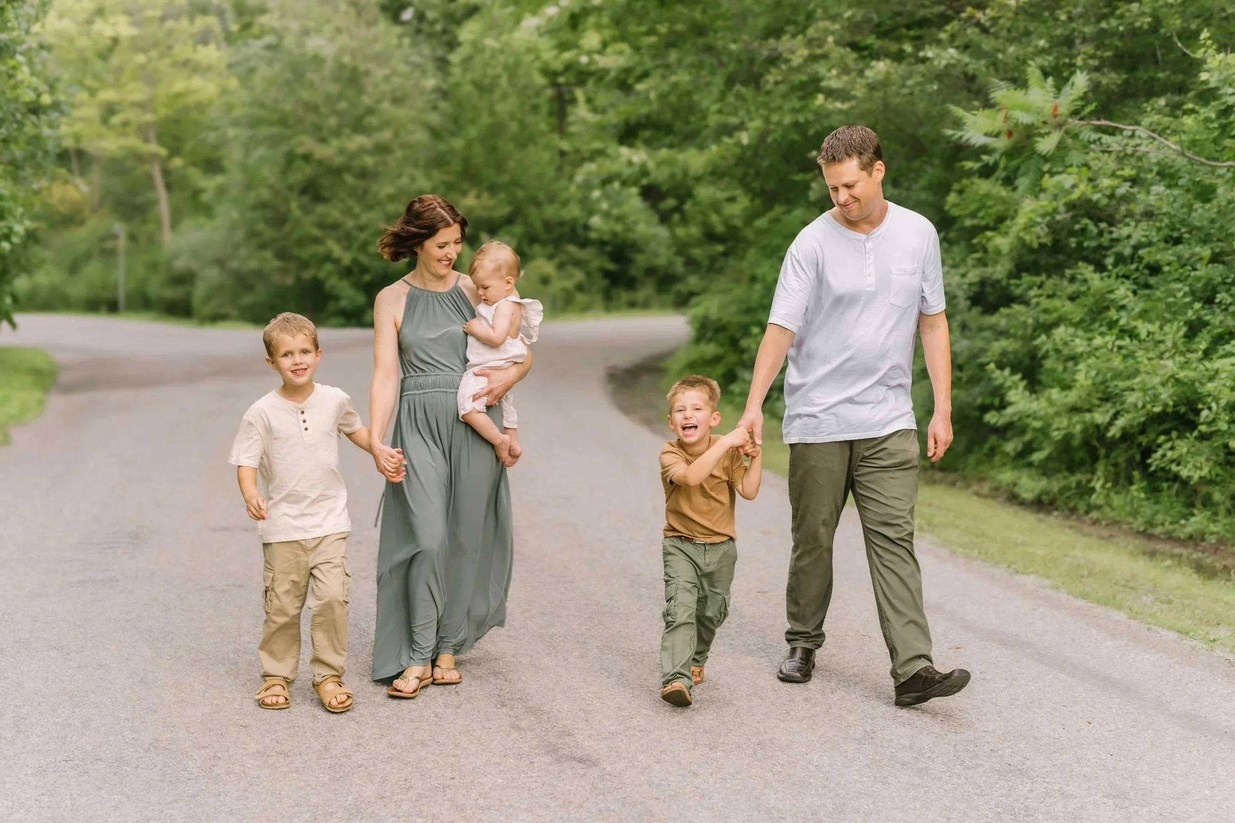 family photos in Niagara with a family walking along a path