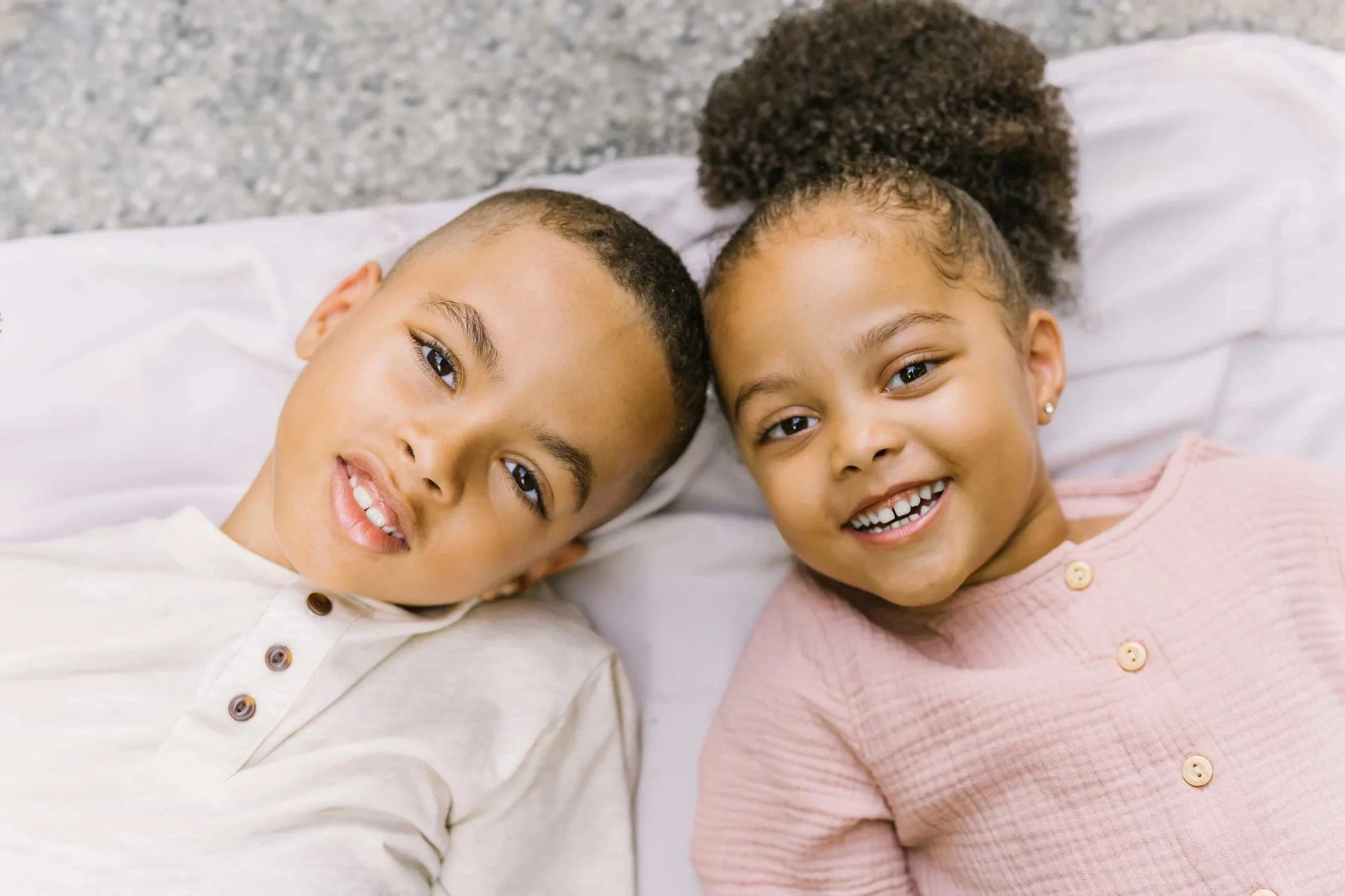 family photos in Niagara with siblings hugging