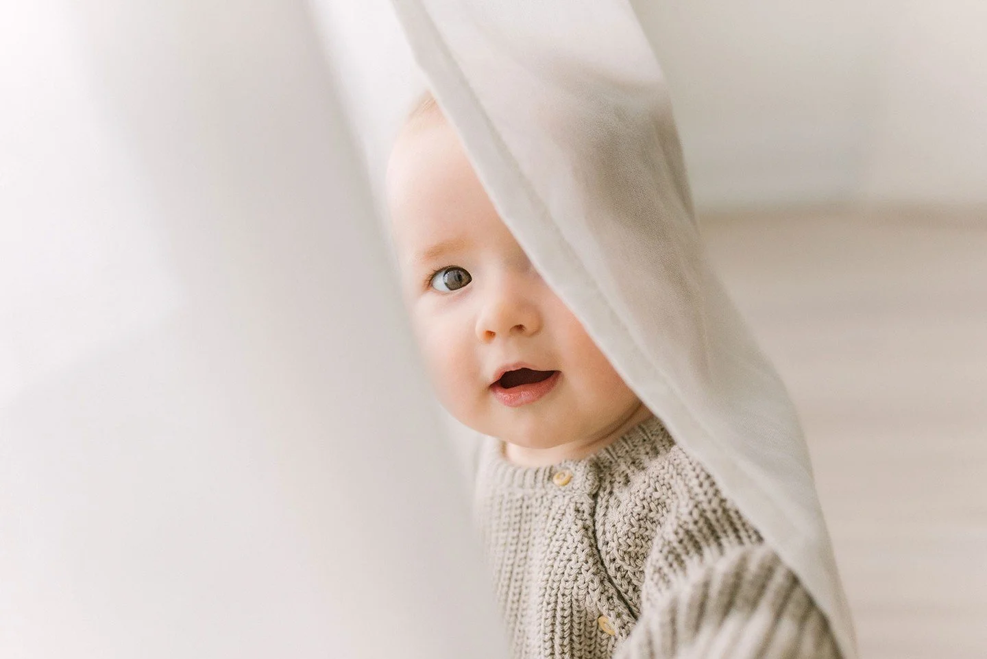 Six-month photos are the most skipped, and honestly, I don&rsquo;t know why.⁠
⁠
Everyone plans newborn photos.⁠
⁠
Everyone plans the one-year cake smash.⁠
⁠
But right in the middle is one of the sweetest stages.⁠
⁠
Six months is when babies start sho