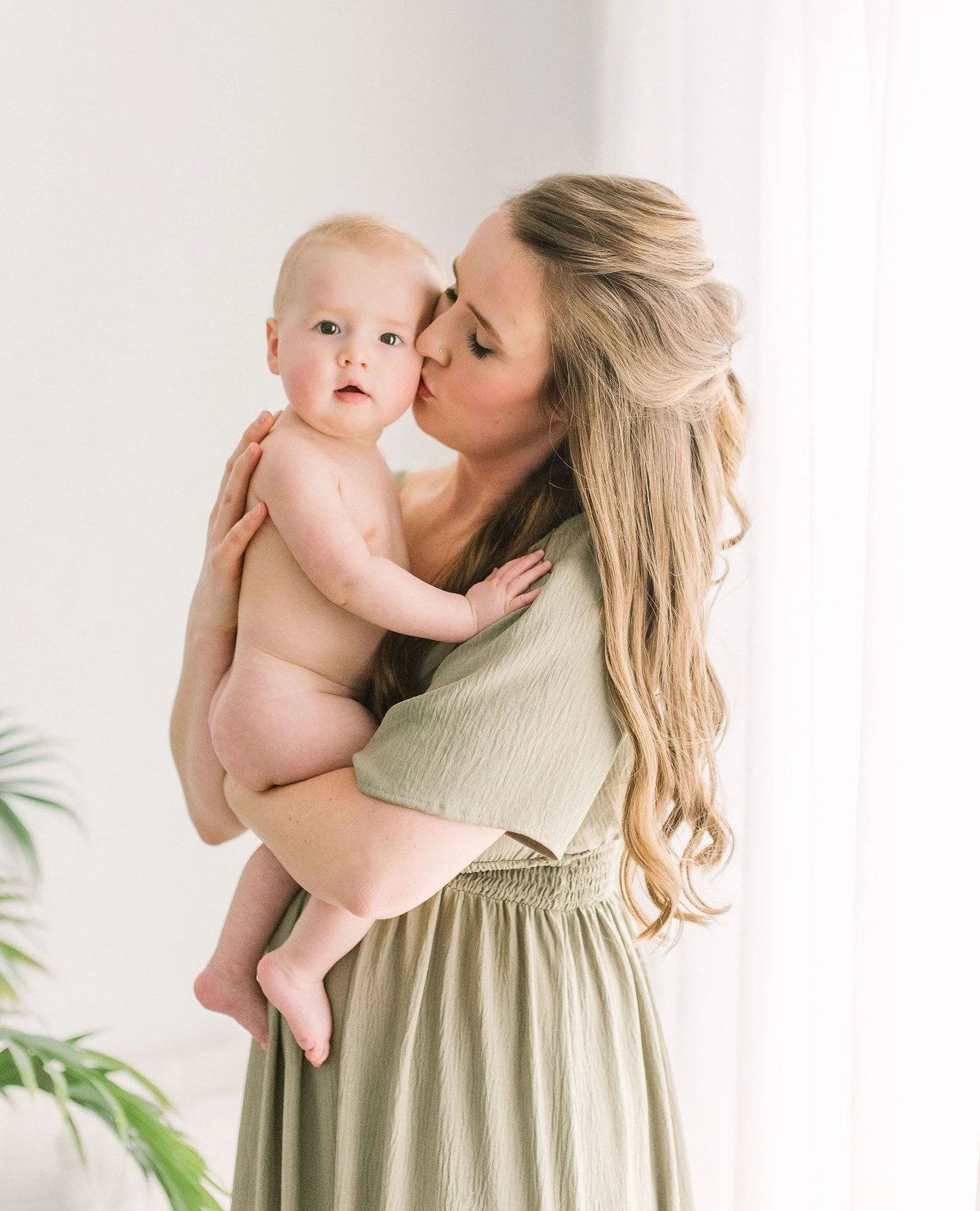 You don't need perfect lighting at home. You don't need a nursery that looks like Pinterest.⁠
⁠
You just need an hour and a half, and someone who knows what they're doing.⁠
⁠
That's this. That's us.⁠
⁠
Summer spots are filling up. Link in bio if you'