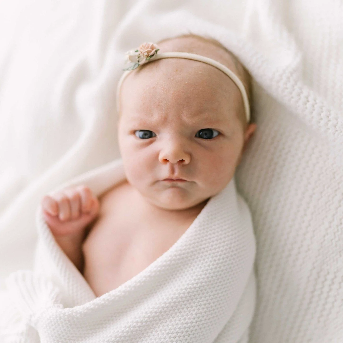 Think newborn photos all look the same? Swipe. 👉⁠
⁠
Worried all your newborn photos will just be a sleeping baby on a blanket?⁠
⁠
Meet this little lady. Two weeks old and already serving more expressions than most of us manage before 7 am. 😂⁠
⁠
The