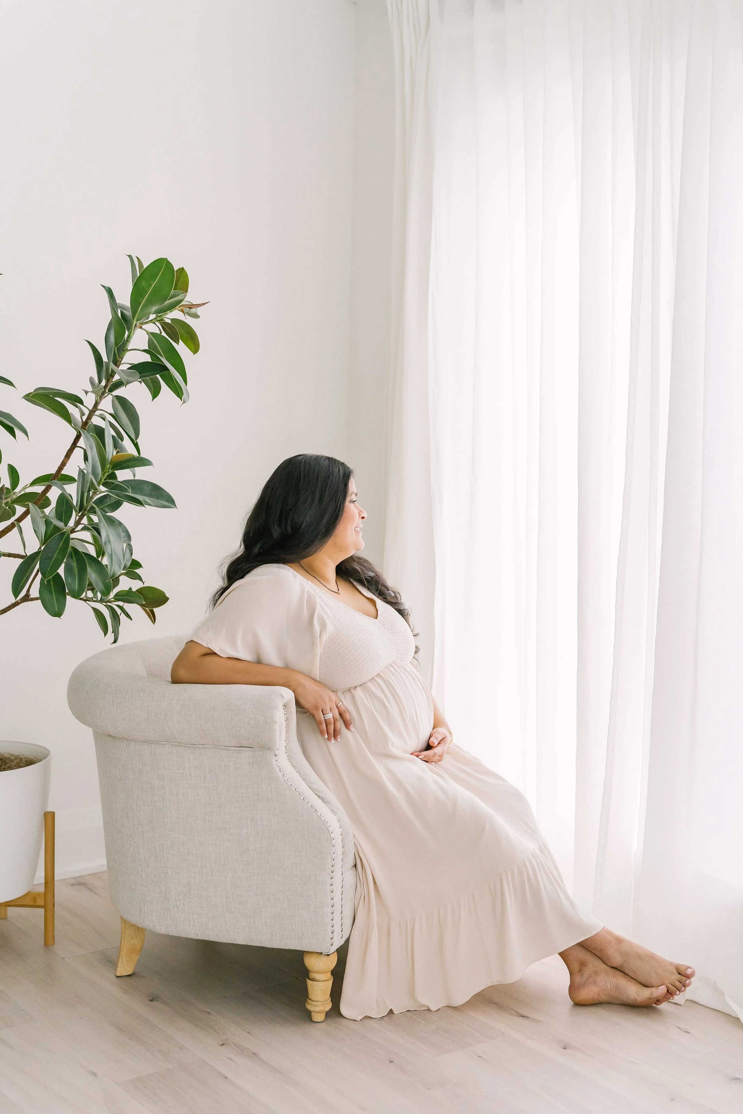 Professional maternity photography experience for families in Grimsby, Hamilton, Burlington, and Niagara captured in a warm studio setting.