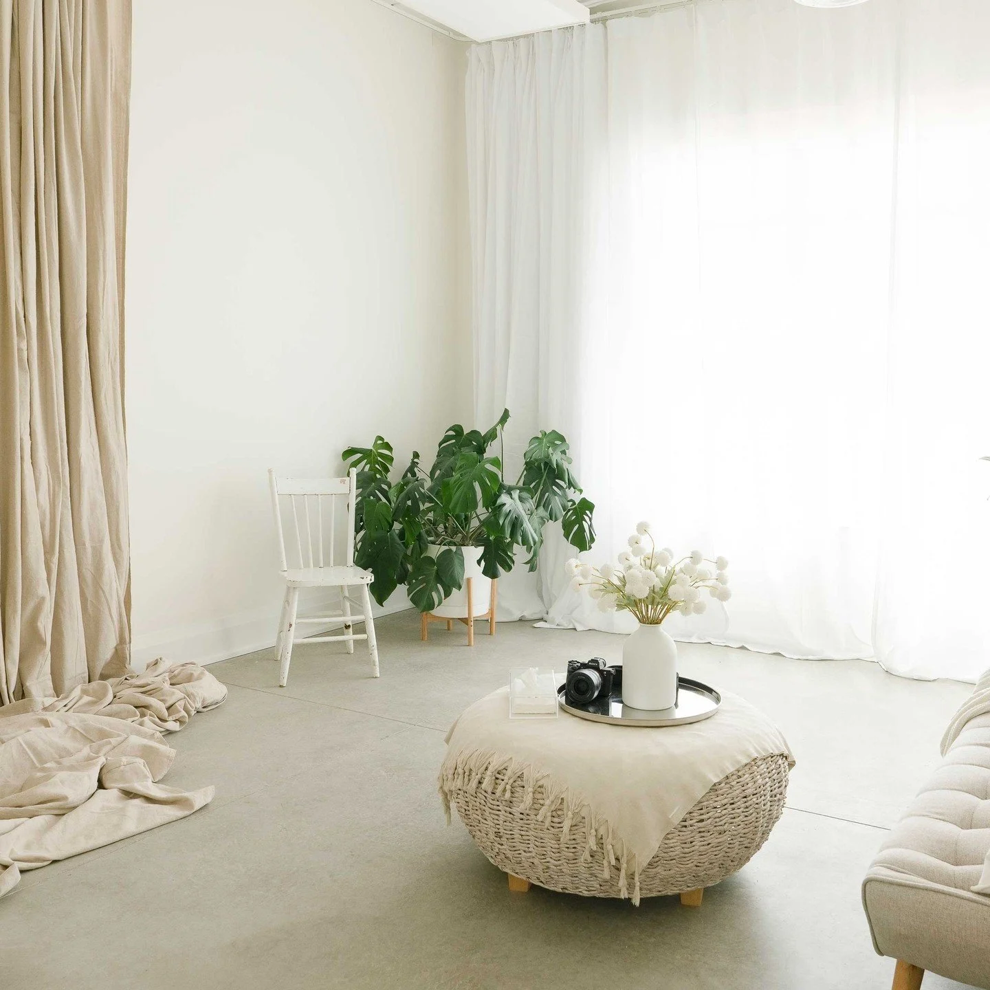 The honest answer to "can you just come to my house?"⁠
⁠
Totally fair question. Here's the honest answer: the studio gives you a better experience AND better photos.⁠
⁠
1. You don't have to clean.⁠
⁠
2. You don't have to set anything up.⁠
⁠