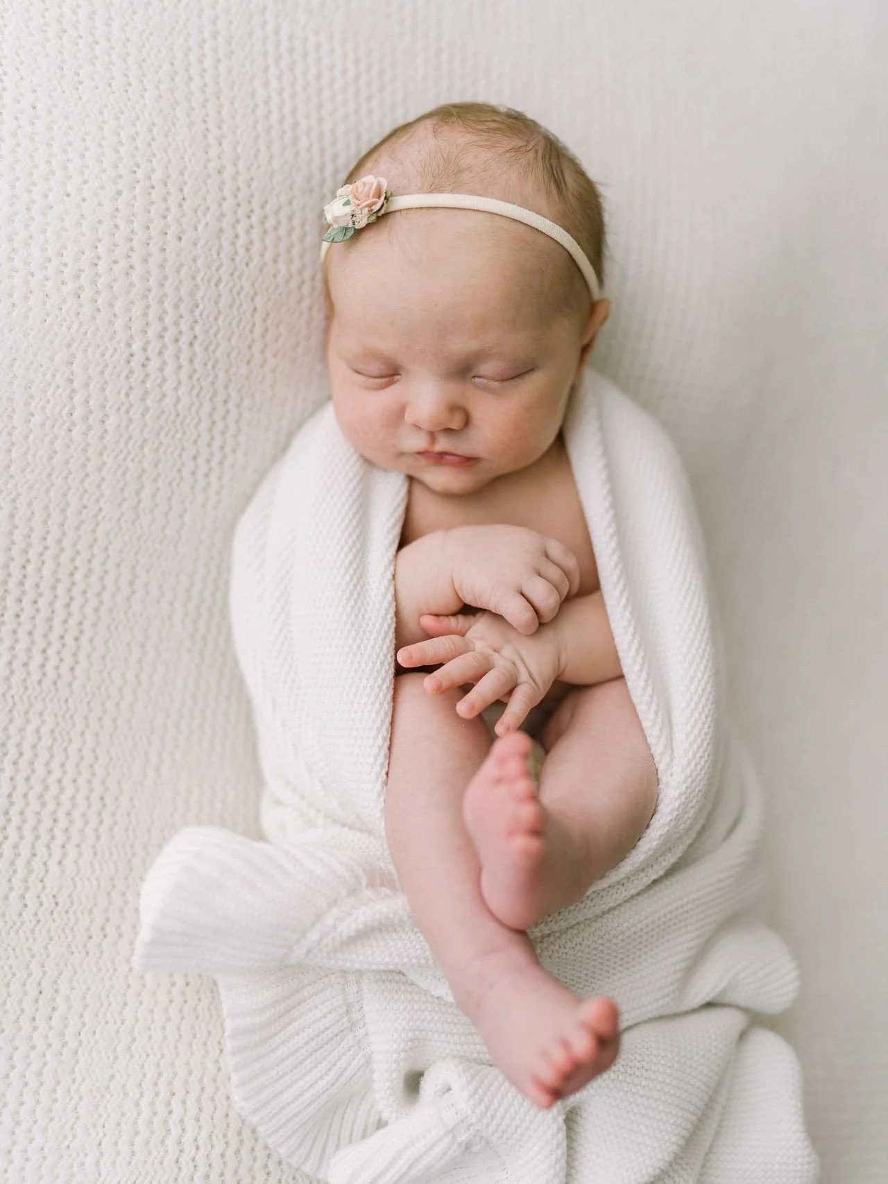 Just a few days old.⁠
⁠
But when she slept, she slept deeply. ⁠
⁠
Mom cried happy tears.⁠
⁠
This is what it's supposed to feel like.⁠
⁠
👉🏼 Booking for fall newborns now. Link in bio to get started.⁠
⁠
#niagaraphotographer #grimsbyontario #newbornph