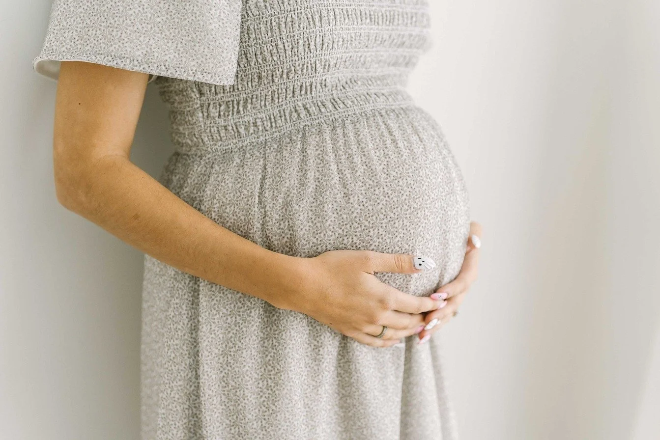 What to Expect at Your Maternity Session | Niagara Photography Guide
