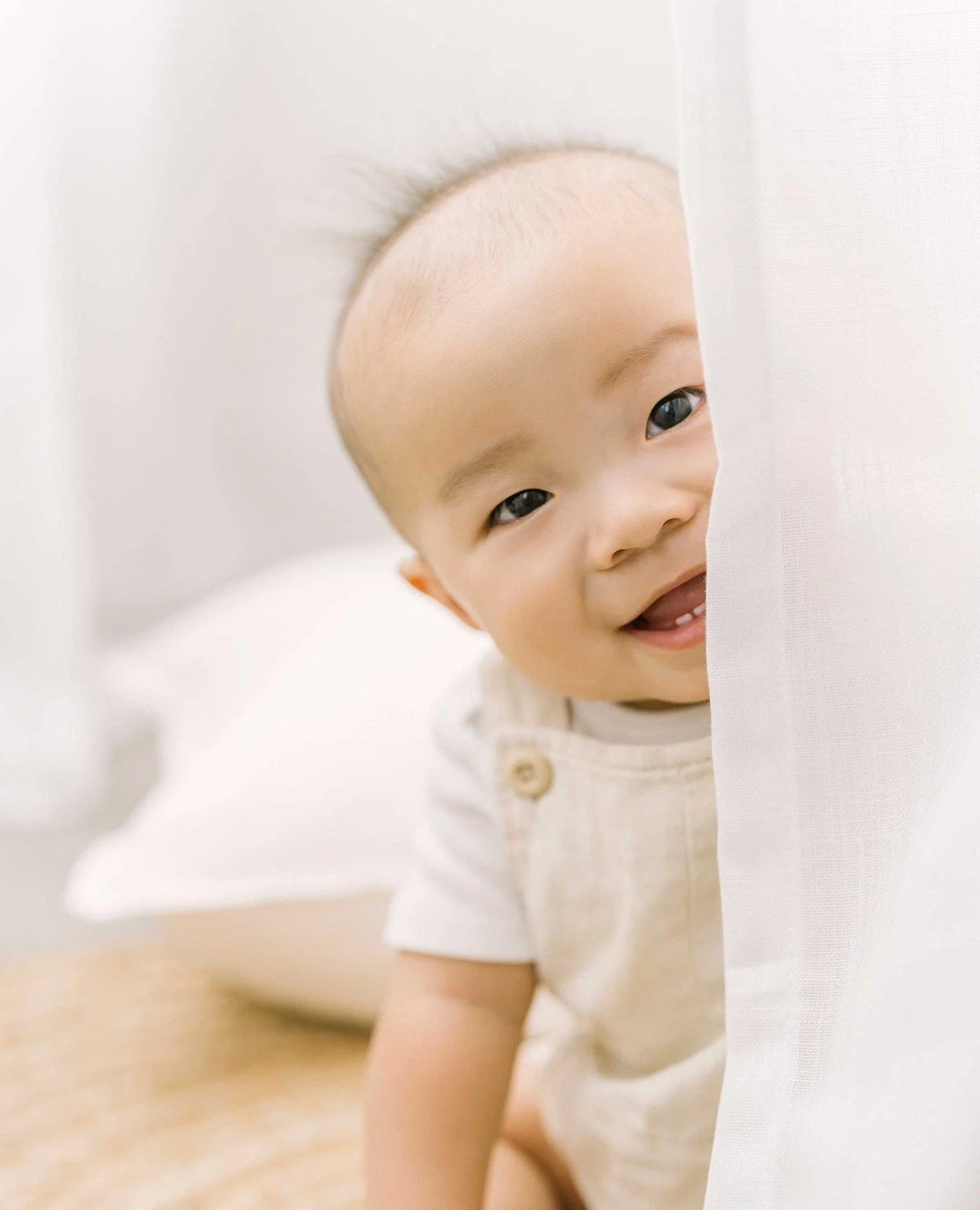 The 9-month stage is the one everyone skips professionally photographing.⁠
⁠
Big mistake.⁠
⁠
Everyone books the newborn session. Everyone books the first birthday. Some families book six months, but almost nobody books the stages in between, and they