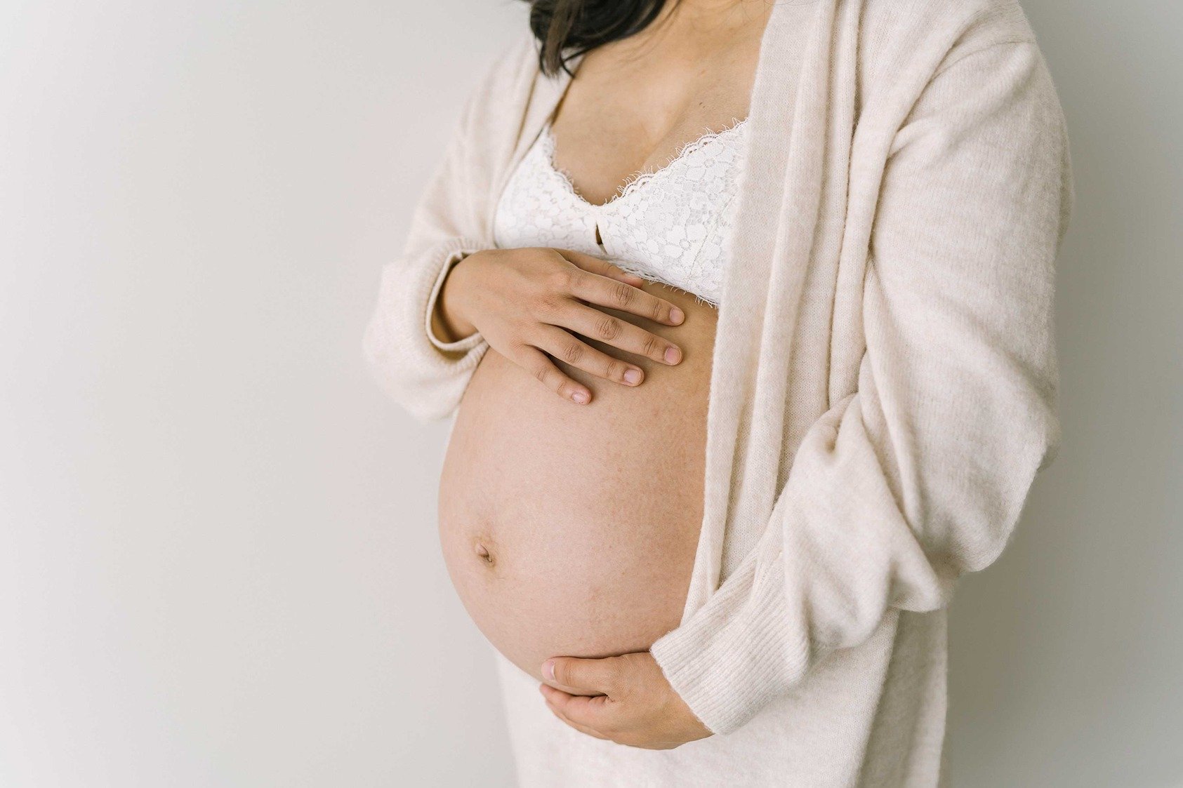 What to Wear for Your Maternity Photos in Grimsby