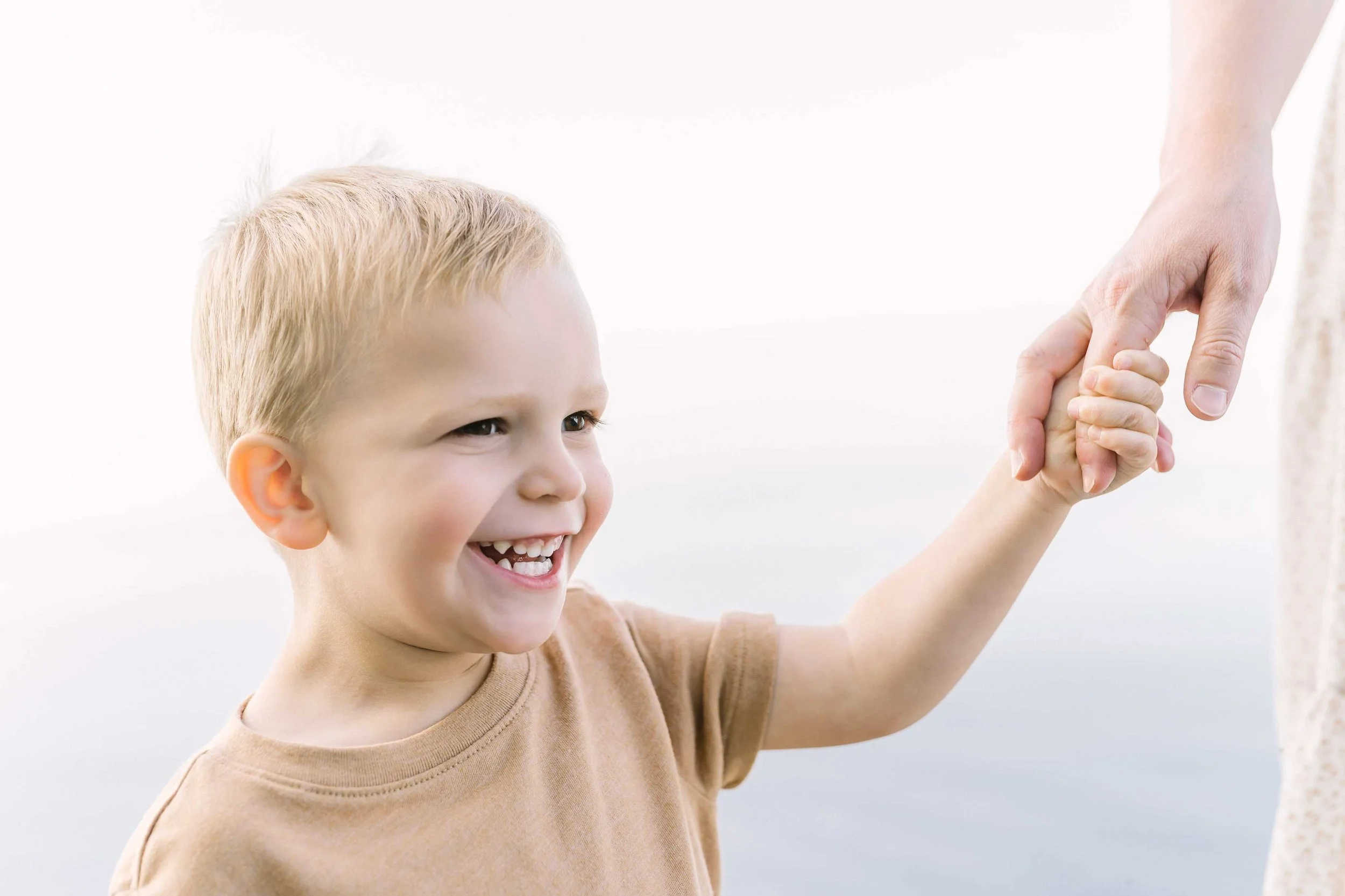 Chute family portraits of toddler laughing with mom