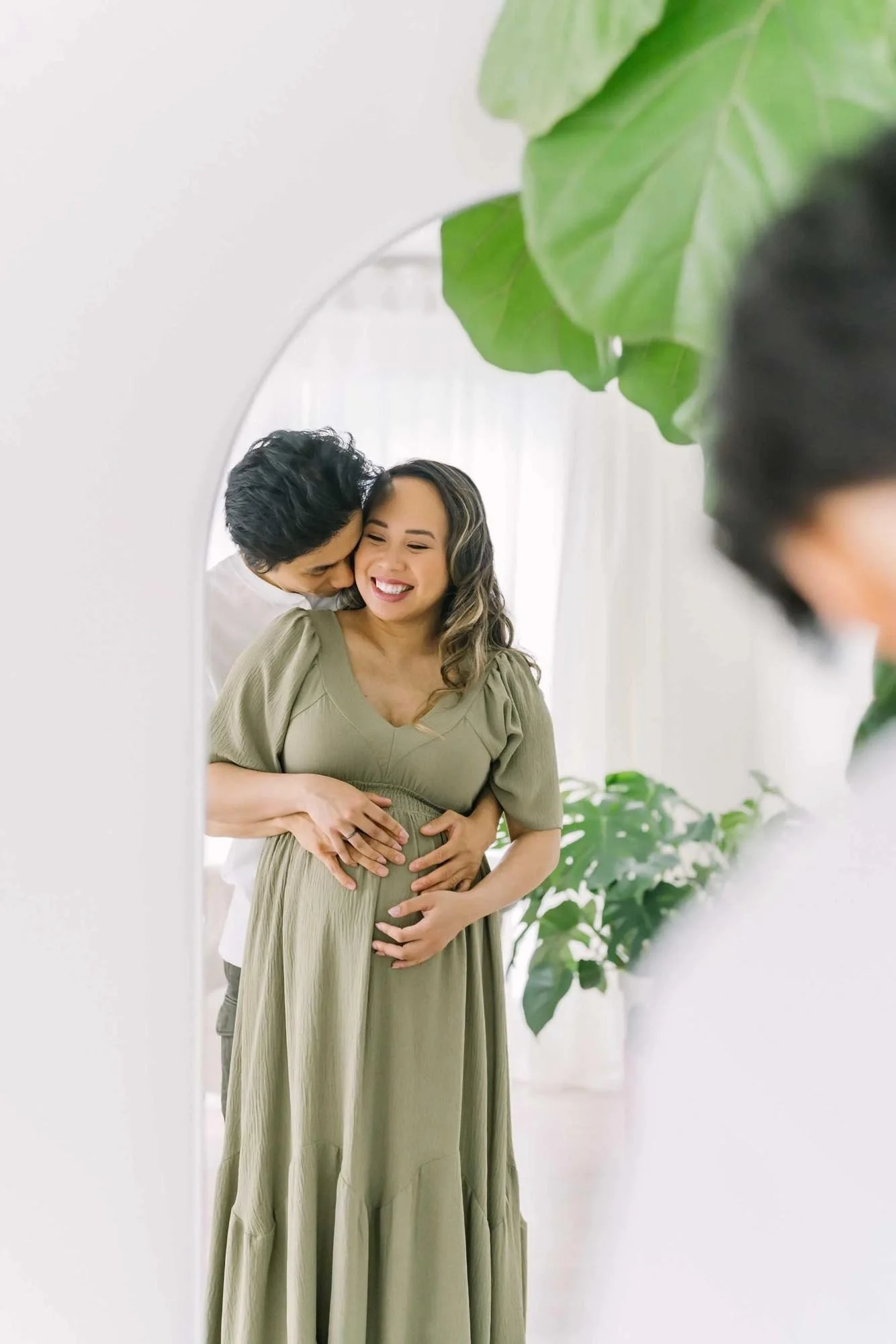 Couple posing for pregnancy maternity photos in Niagara