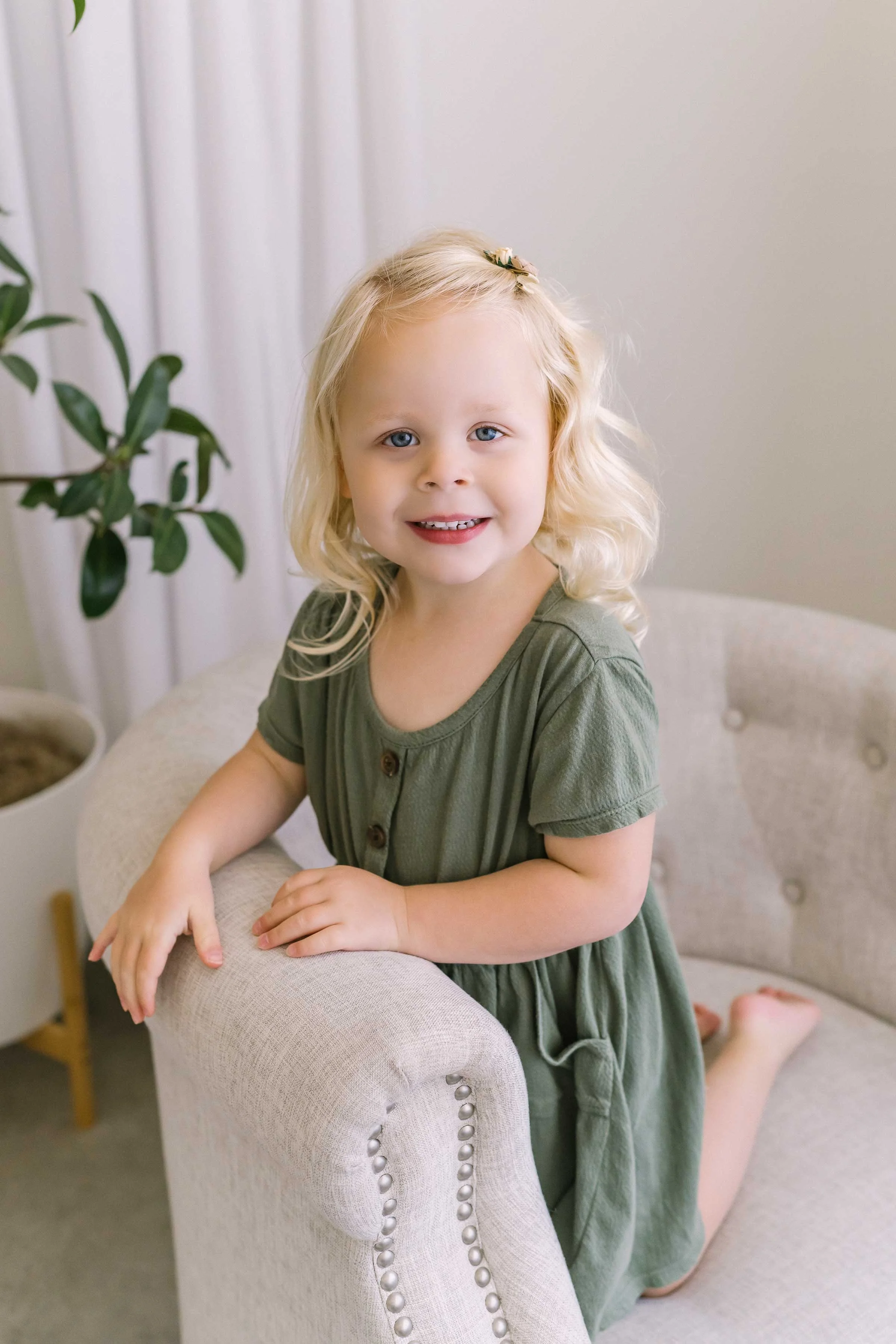 Lupia big sister smiling during a Niagara family photography session