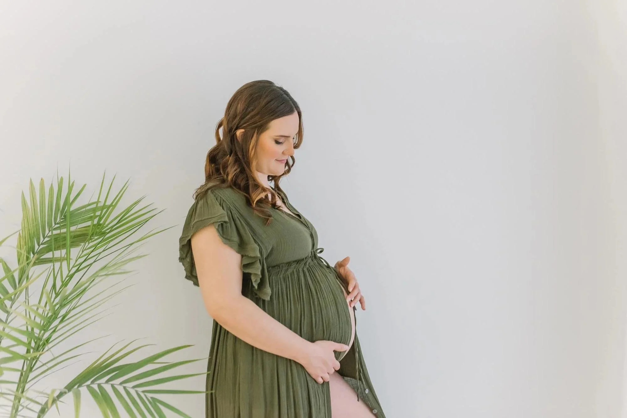 Woman posing for maternity photography in Niagara Region by Reflections studio