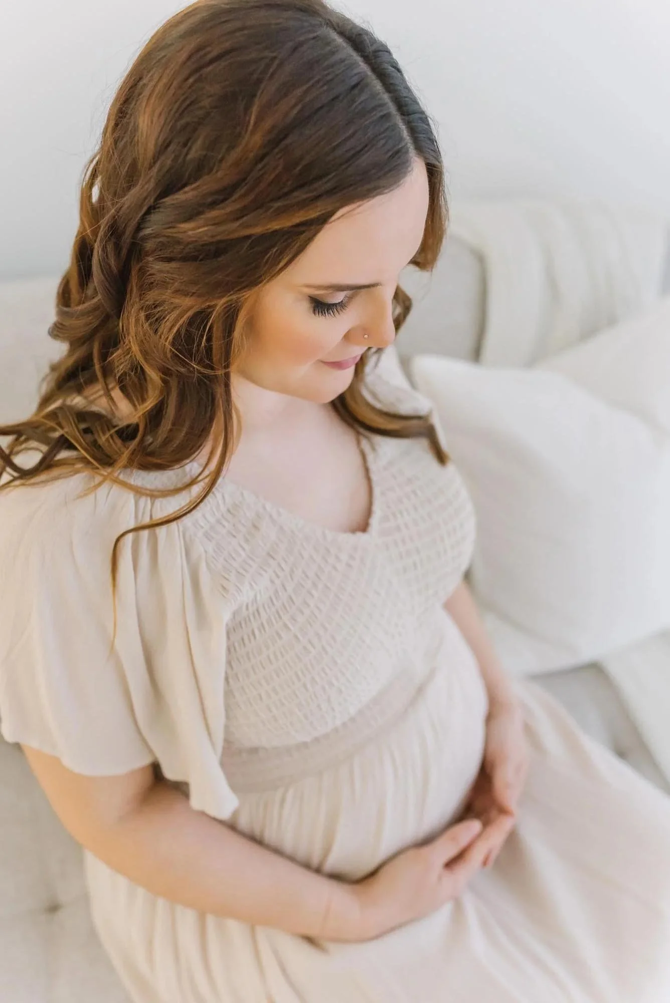 Expecting pregnant mom posing for one of the top maternity photographers in Niagara near me.