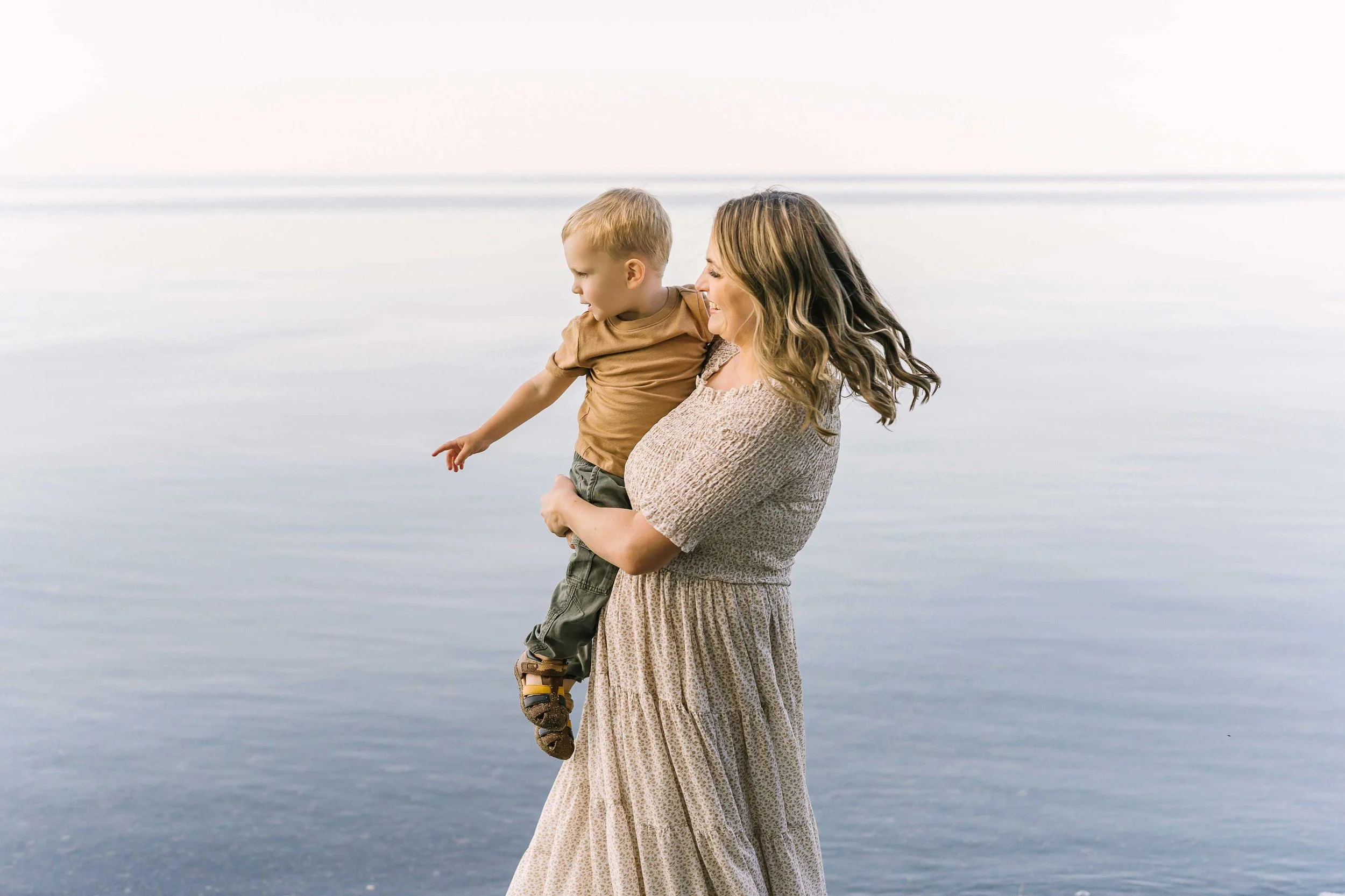 Chute family photography of mom tickling her toddler