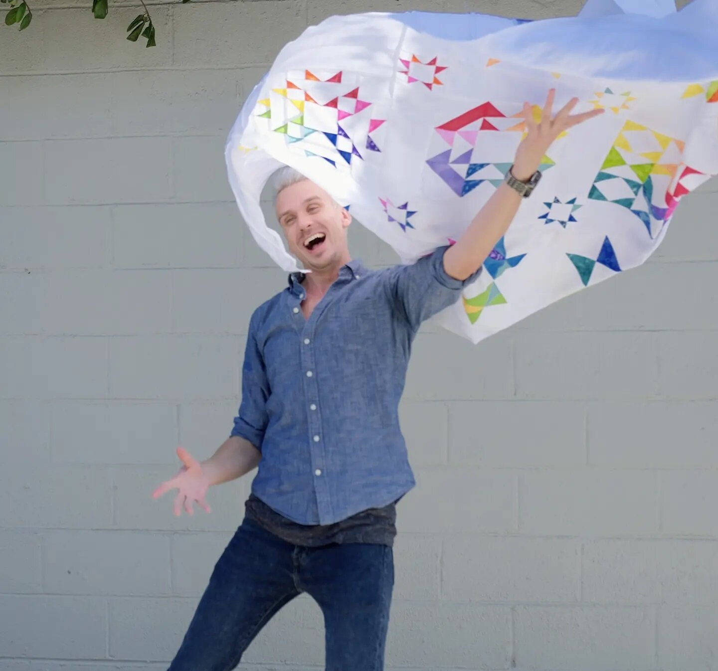 Anyone recognize the, "I just finished a quilt top!" look on my face? π It really is a feeling of pure joy πΊπΌ Online classes are coming soon to make this quilt top from @creativebug and @joann_stores. I had such a blast filming them in S