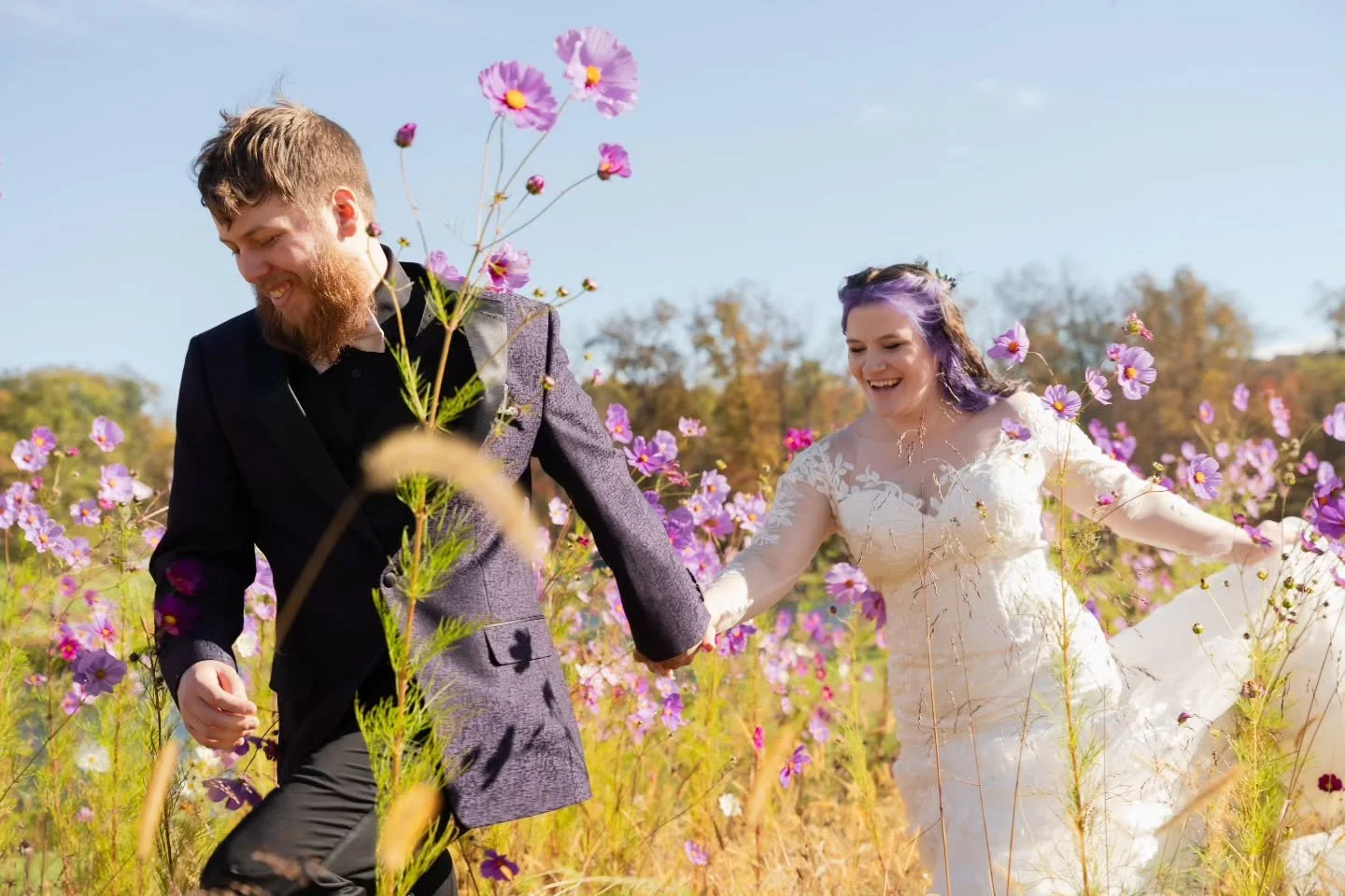 R & S’s day at Caboose Farm was pure joyyyyyy — fun, easygoing, and full of personality. From running through the flower fields to standing under the stars, their celebration was the perfect mix of carefree and perfection.
And can we
