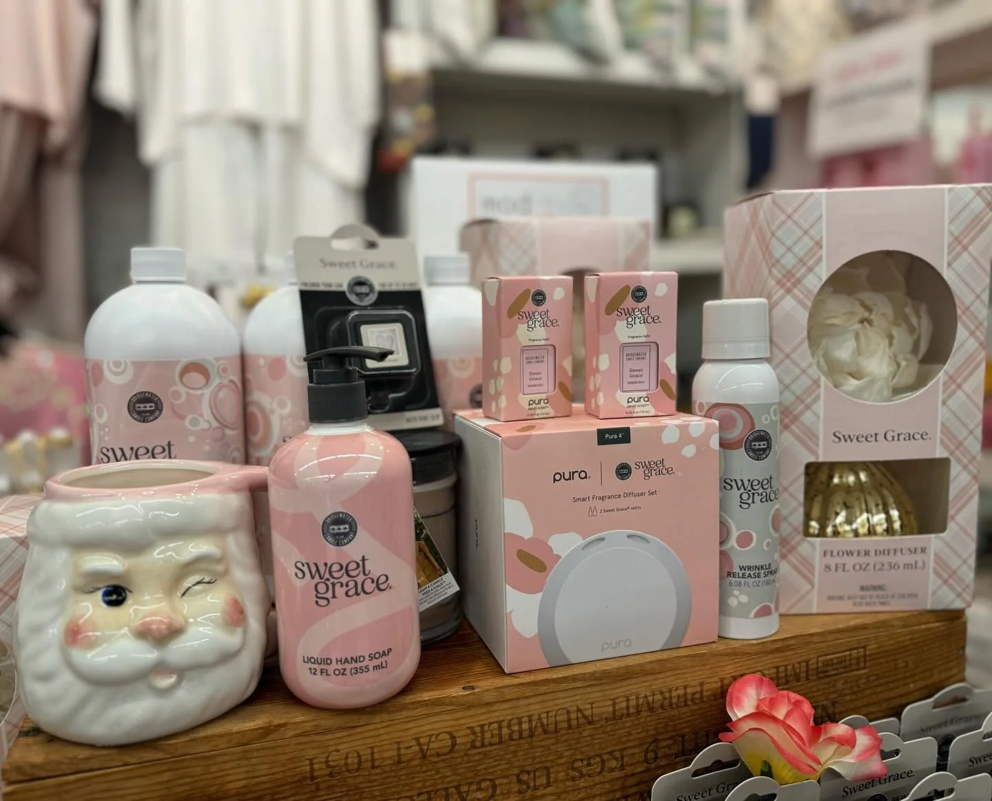 @shopmodishmarket featuring 6 of our 30 local vendors until Christmas 🤶🏼🎄✨

The sweet smell of Sweet Grace is truly unmatched 💕 We&rsquo;ve got it all&hellip;.Pura diffusers, candles, car refreshers, laundry detergent, hand soap, and wrinkle spra