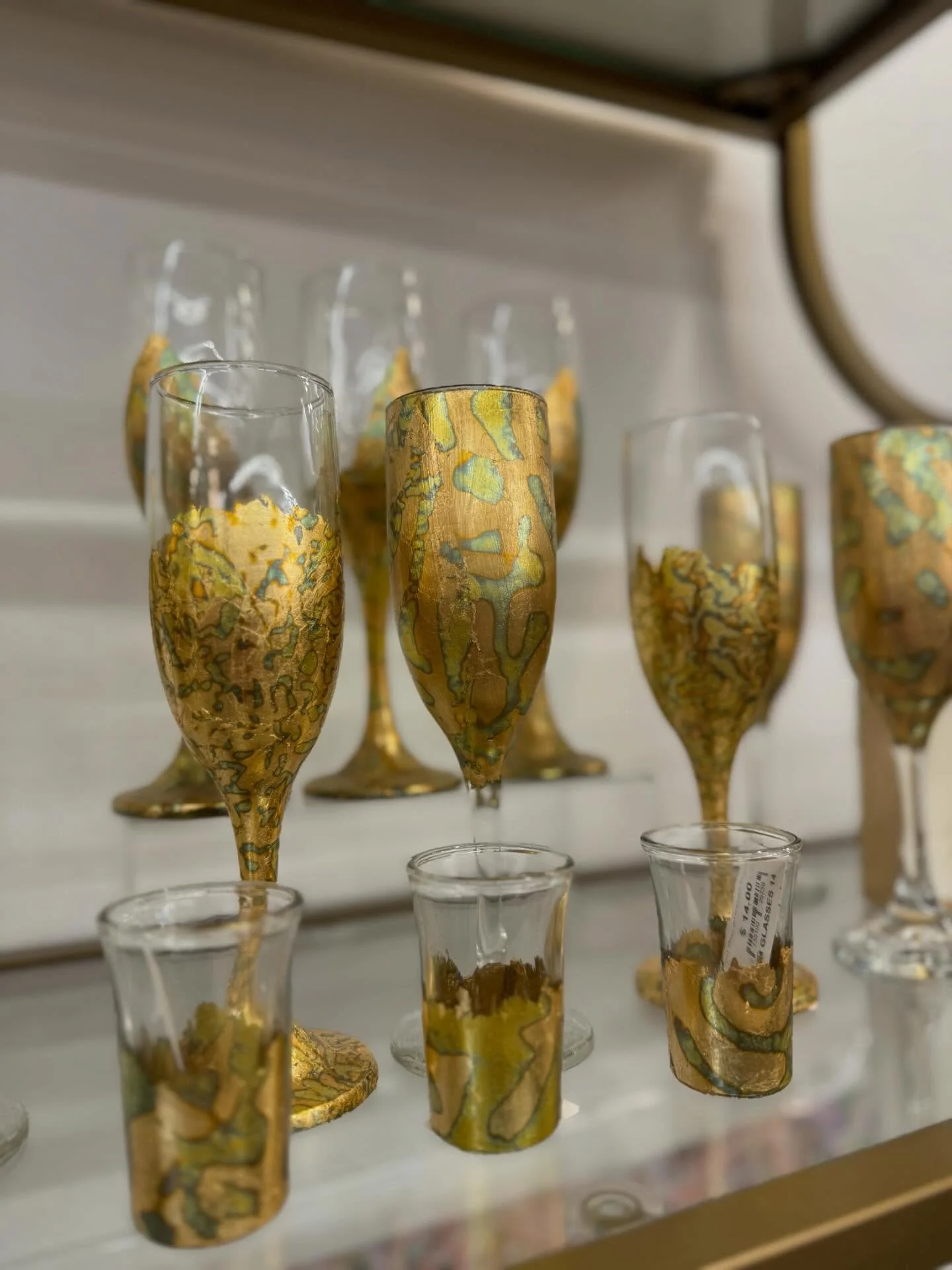 #8 out of 30 of our LOCAL vendors!! ❤️💚🎄

@zimdesigns hand-paints and designs the most beautiful glassware for every season and every occasion. 🥂✨🍾