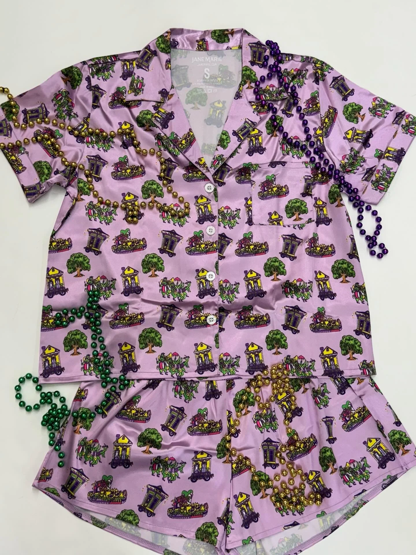 Headed deep into Gras and we must even sleep and dream Mardi Gras!! 🎭✨

Catch those moon pies and beads by day&hellip; and those Mardi Gras Zzzzz&rsquo;s by night 😴💤

Mardi Gras PJ&rsquo;s now ‼️30% OFF‼️