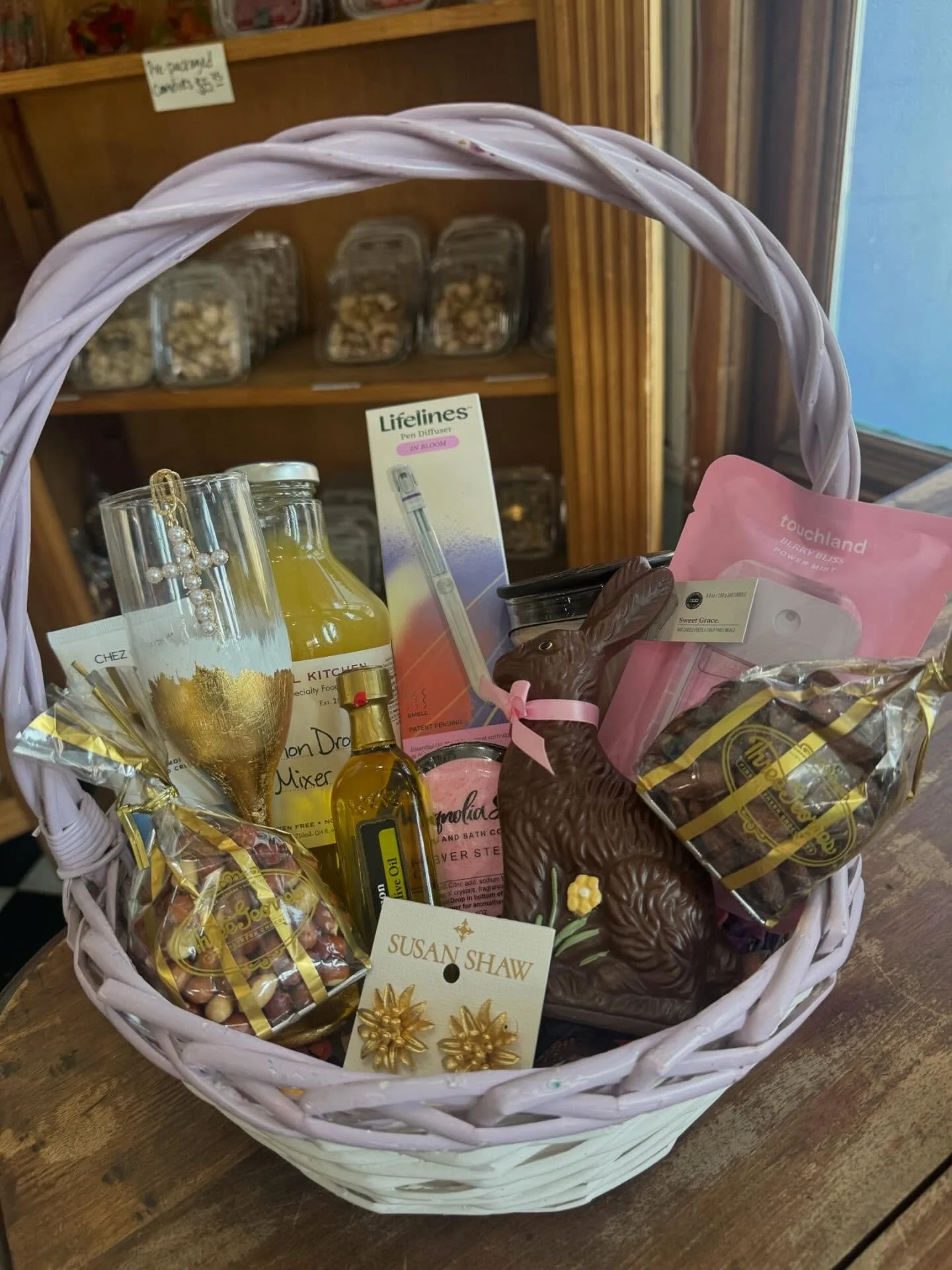 The bunny came by and put together the sweetest Easter basket for mom&hellip; 🌸💕🐇🌷

Filled with love,and just the right amount of treats ✨