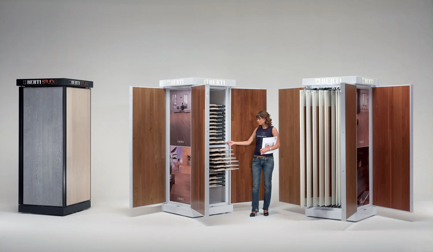 Berti wooden floors Espositori-foto1-ragazza2.jpg