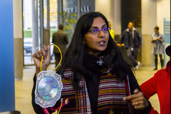 Kshama_with_Award.png