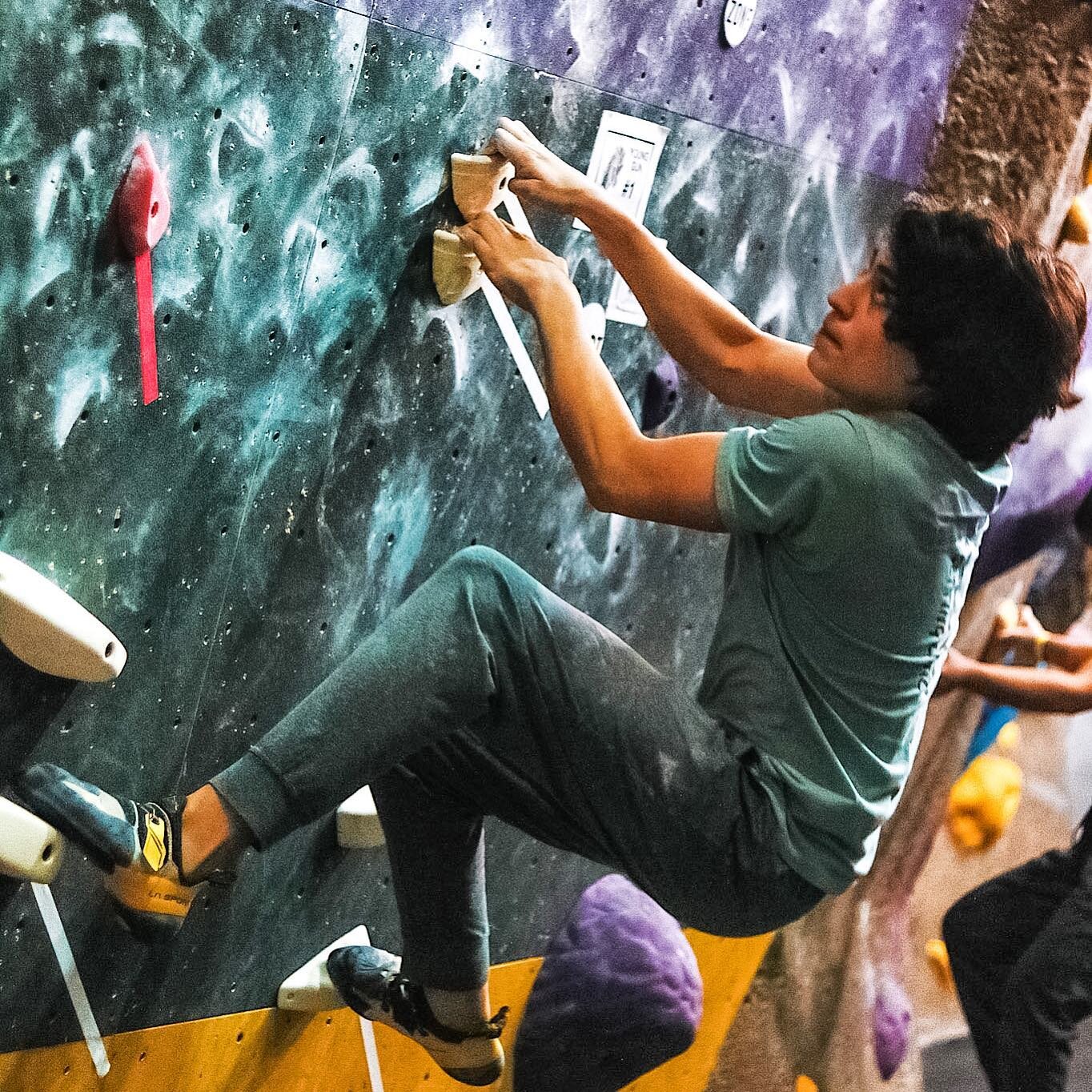 SESSION 3 is SOLD OUT! A few Open and Young Guns Spots remain, as well as spots in Session 2 Citizens. Link in bio to register! #bouldering #boulderingcompetition #darkhorseboulderingseries #foryourmountain 📷: @artcavebychristina