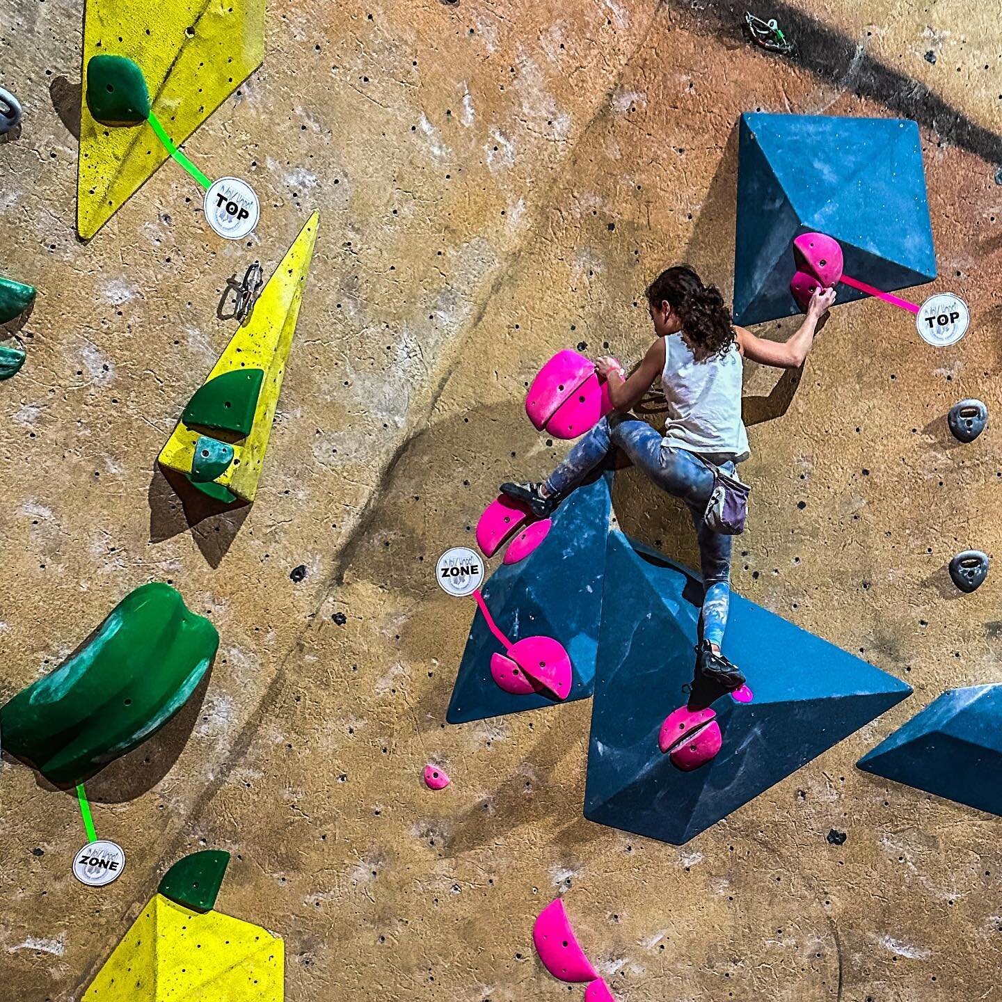 Thank you to all the spectators who came out for Finals! What was your favorite finals bouldering?? #darkhorseboulderingseries