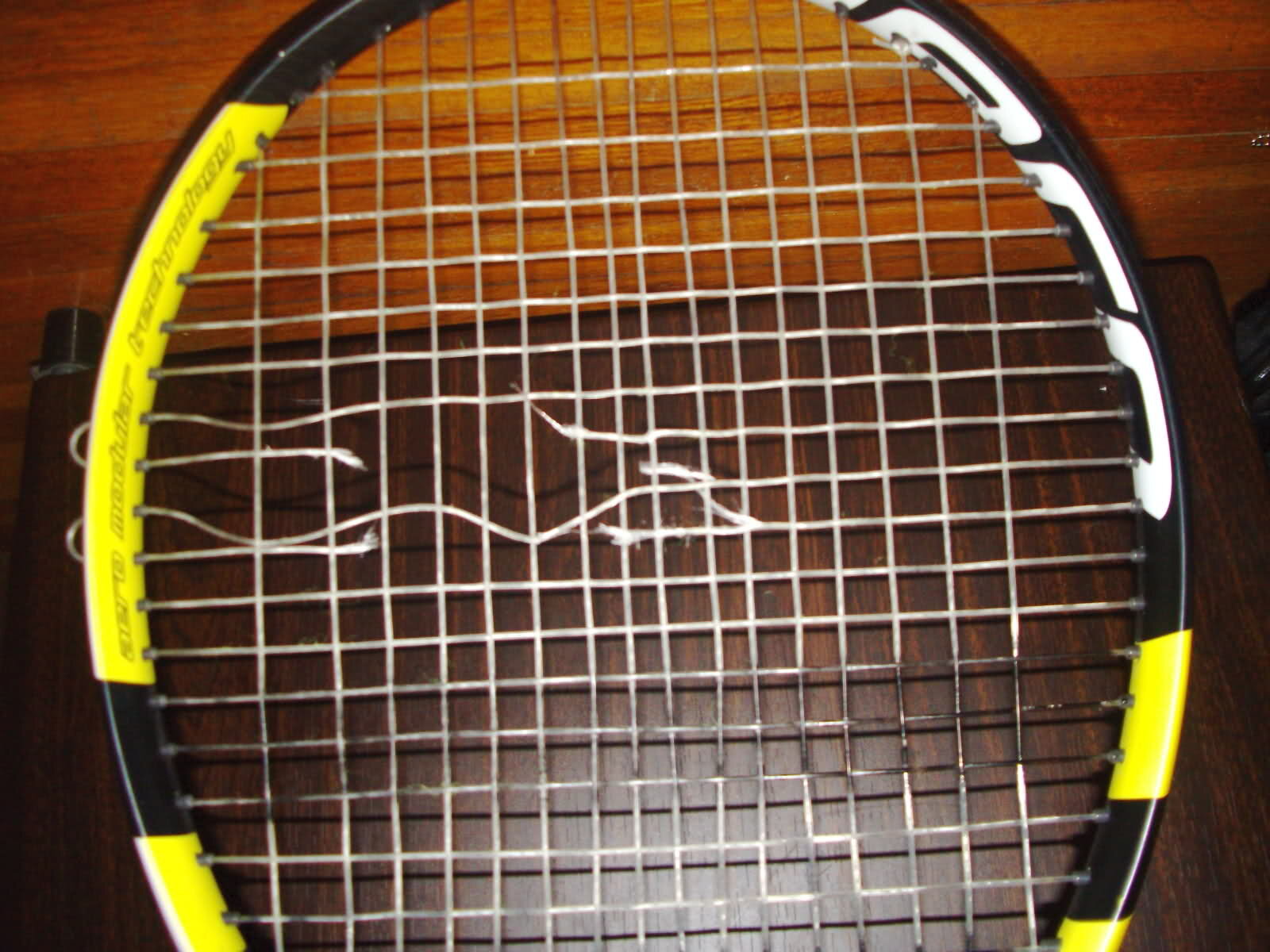 Натяжка теннисны. Порванная струна на теннисной ракетке. Сетка из теннисной струны. Резиновые накладки на струны для тенниса. Зеленые струны для теннисной ракетки.